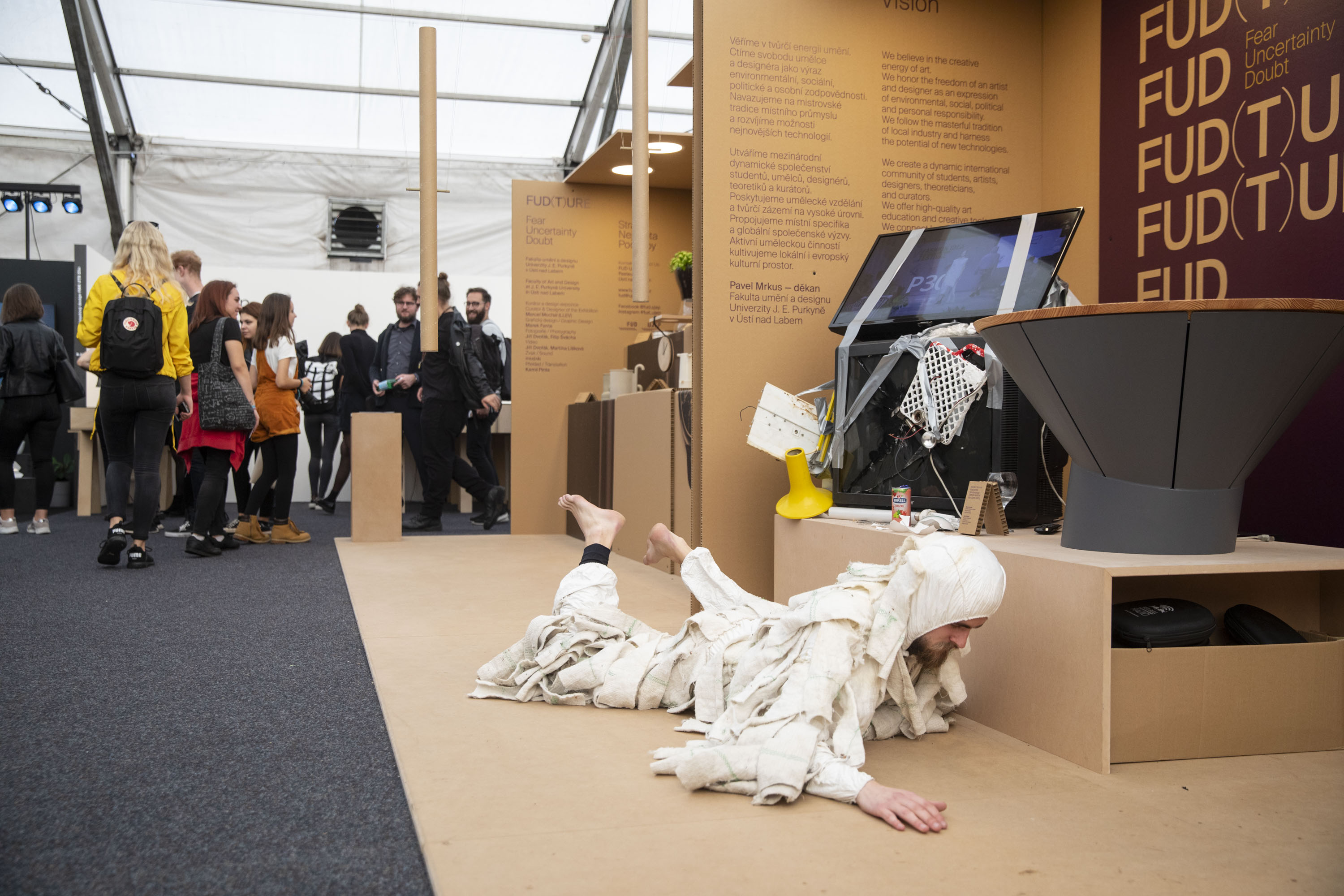Performující mop, součást expozice Fakulty umění a designu v Ústí nad Labem...