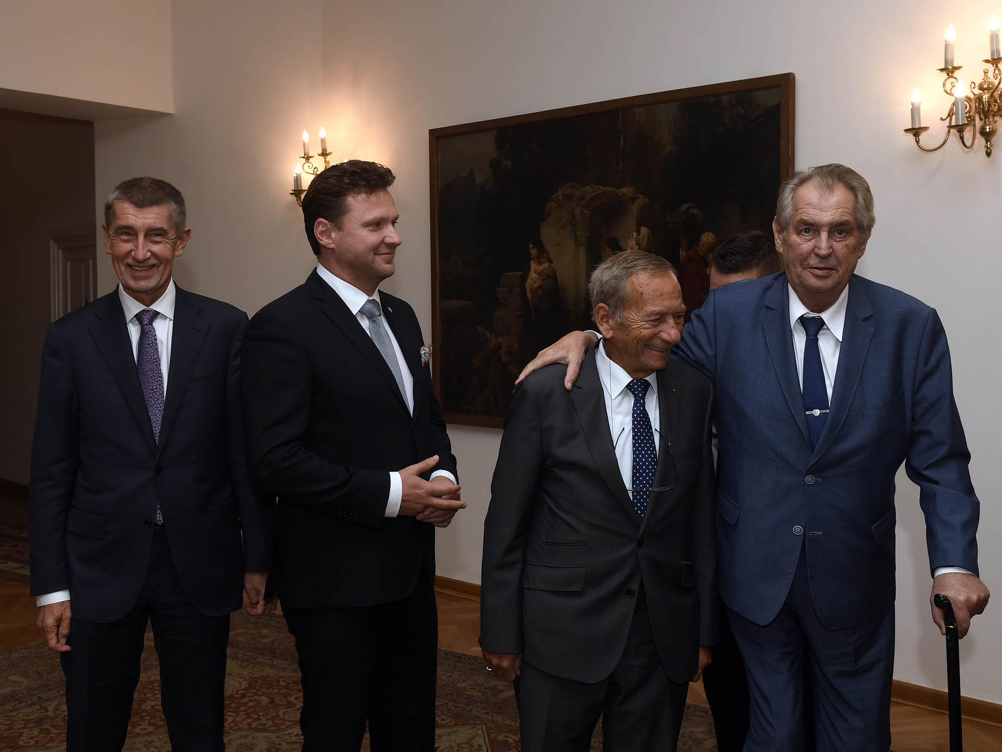 Na Pražském hradě při jednání o  české zahraniční politice: premiér Andrej Babiš (ANO), předseda Sněmovny Radek Vondráček (ANO), předseda Senátu Jaroslav Kubera (ODS) a prezident Miloš Zeman; ilustrační foto