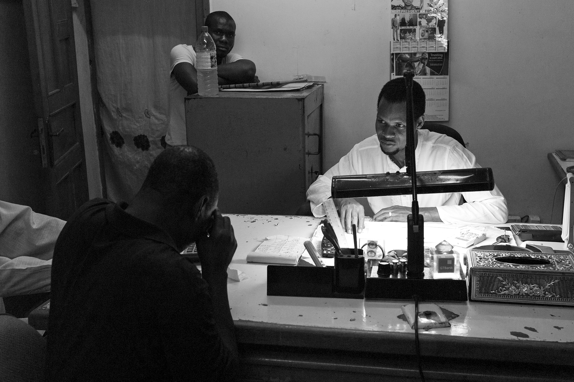 Kancelář dealera diamantů a zlata, město Koidu, Sierra Leone