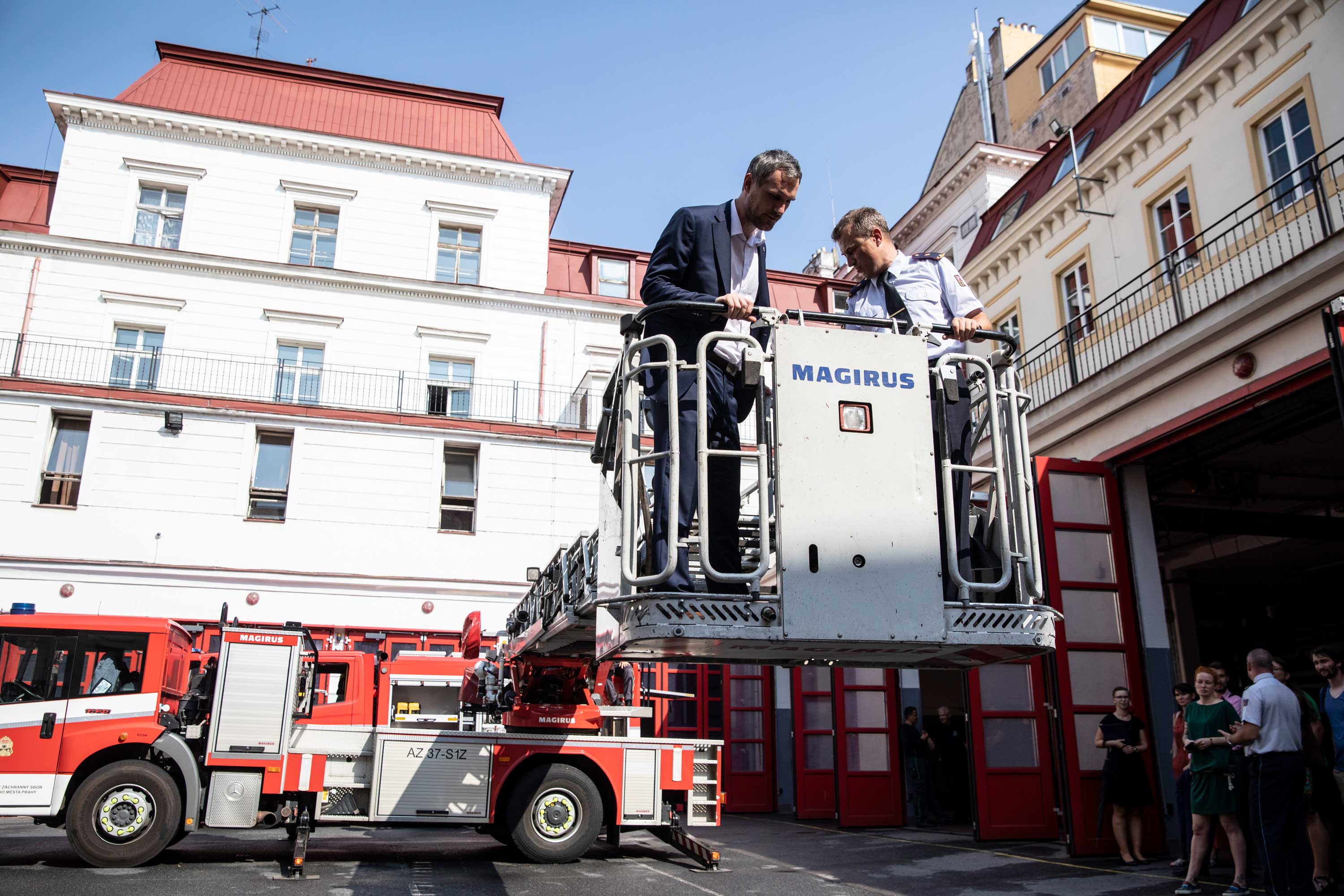 Primátor Zdeněk Hřib na návštěvě u hasičů, Praha, červenec 2019