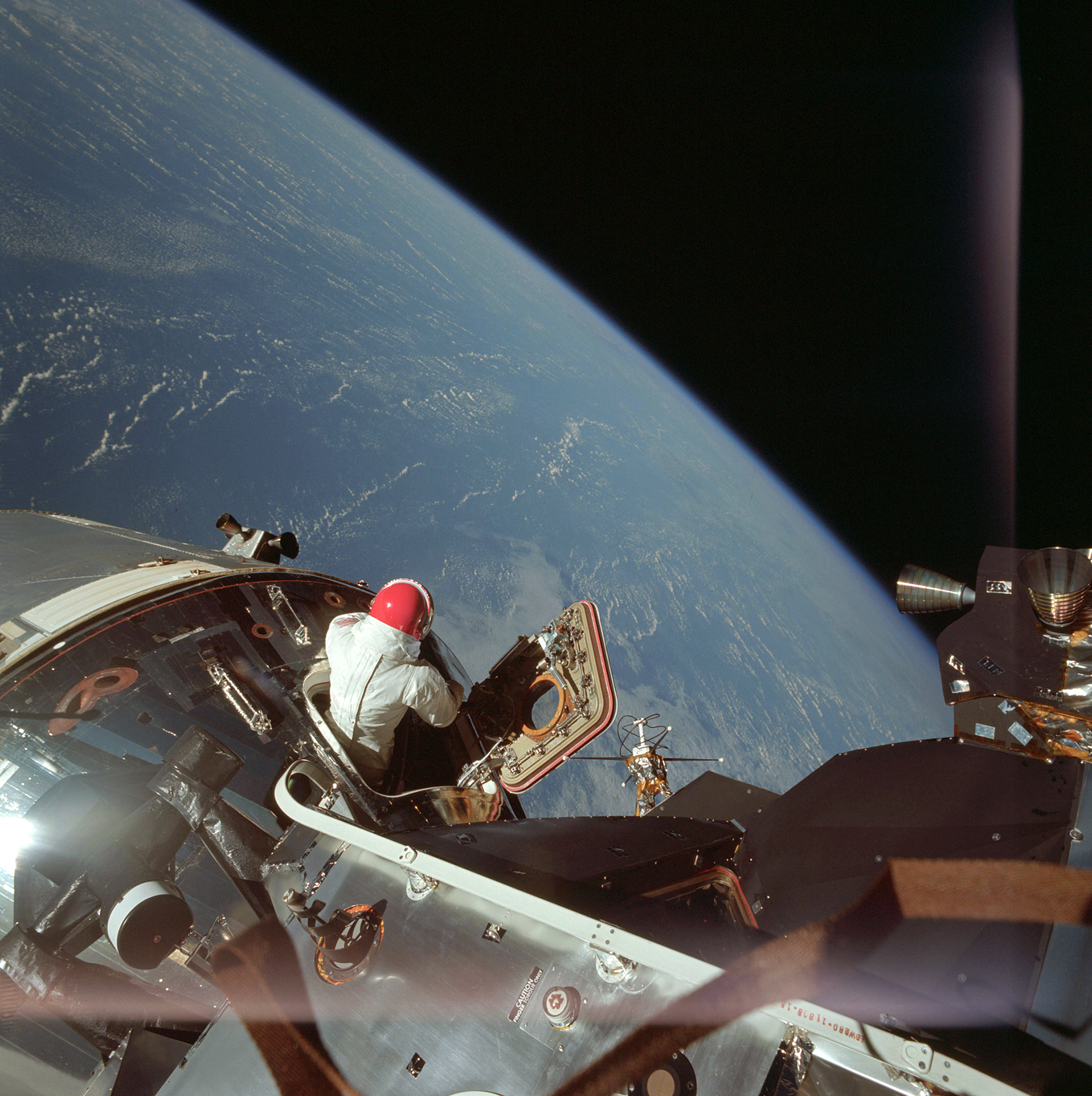 Pohled, k němuž nejsme předurčeni. (Astronaut Russell Schweickart, mise Apollo 9, březen 1969)