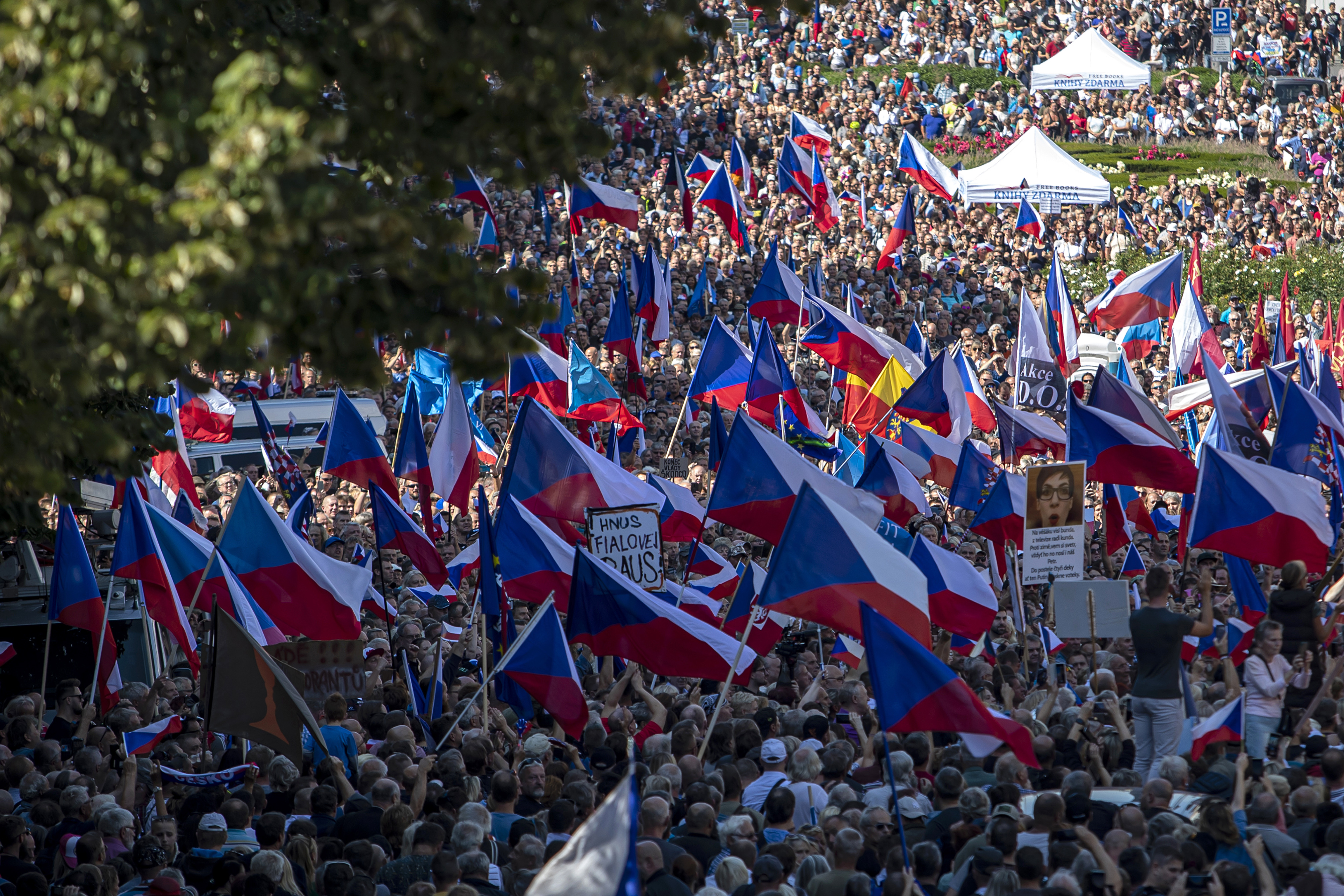 První kapka. (Demonstrace z 3. září proti vládě na Václavském náměstí)