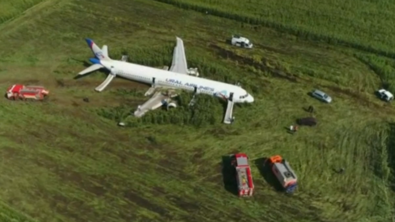 Nouzové přistání letadla Ural Airlines v poli na záběru z dronu