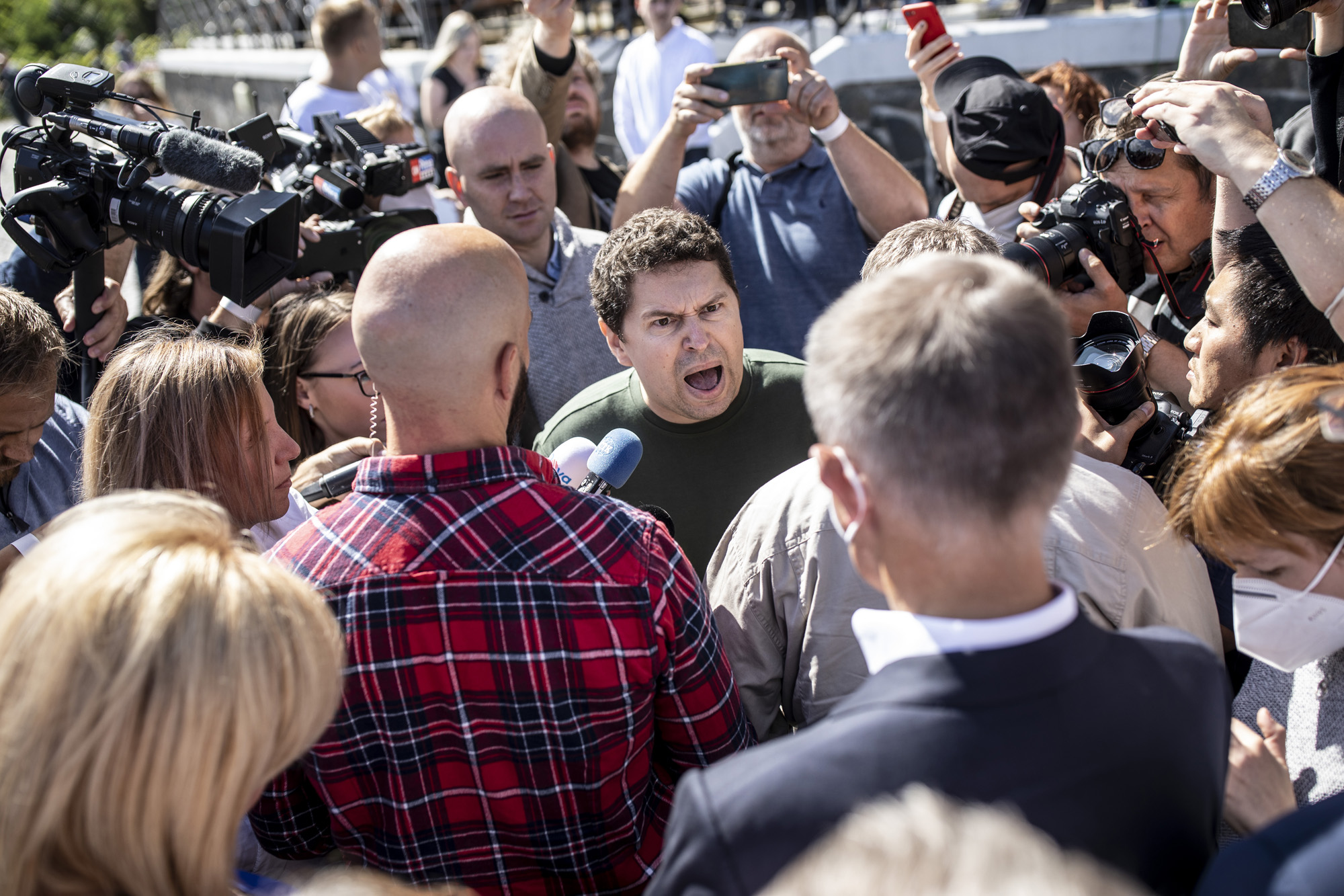 AB junior přichází na mítink svého otce