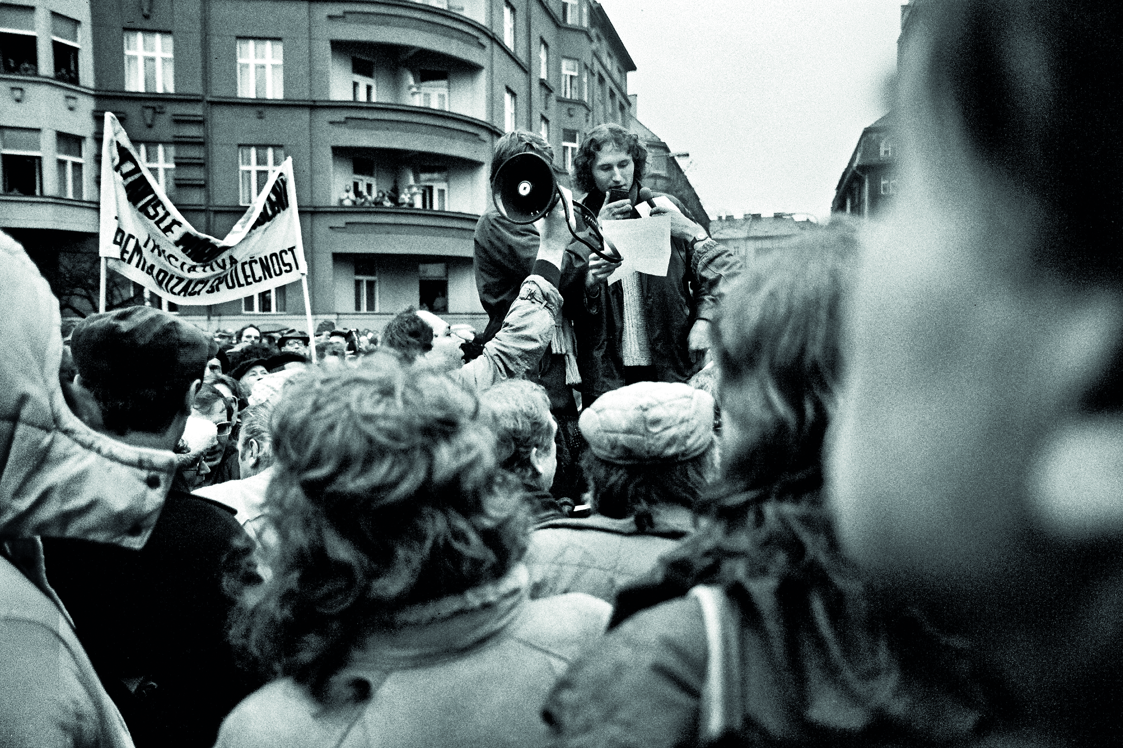 Dělat to jinak než starší disidentská generace. (Petr Placák z Českých dětí mluví na jediné povolené demonstraci v Praze na Škroupově náměstí v prosinci 1988)