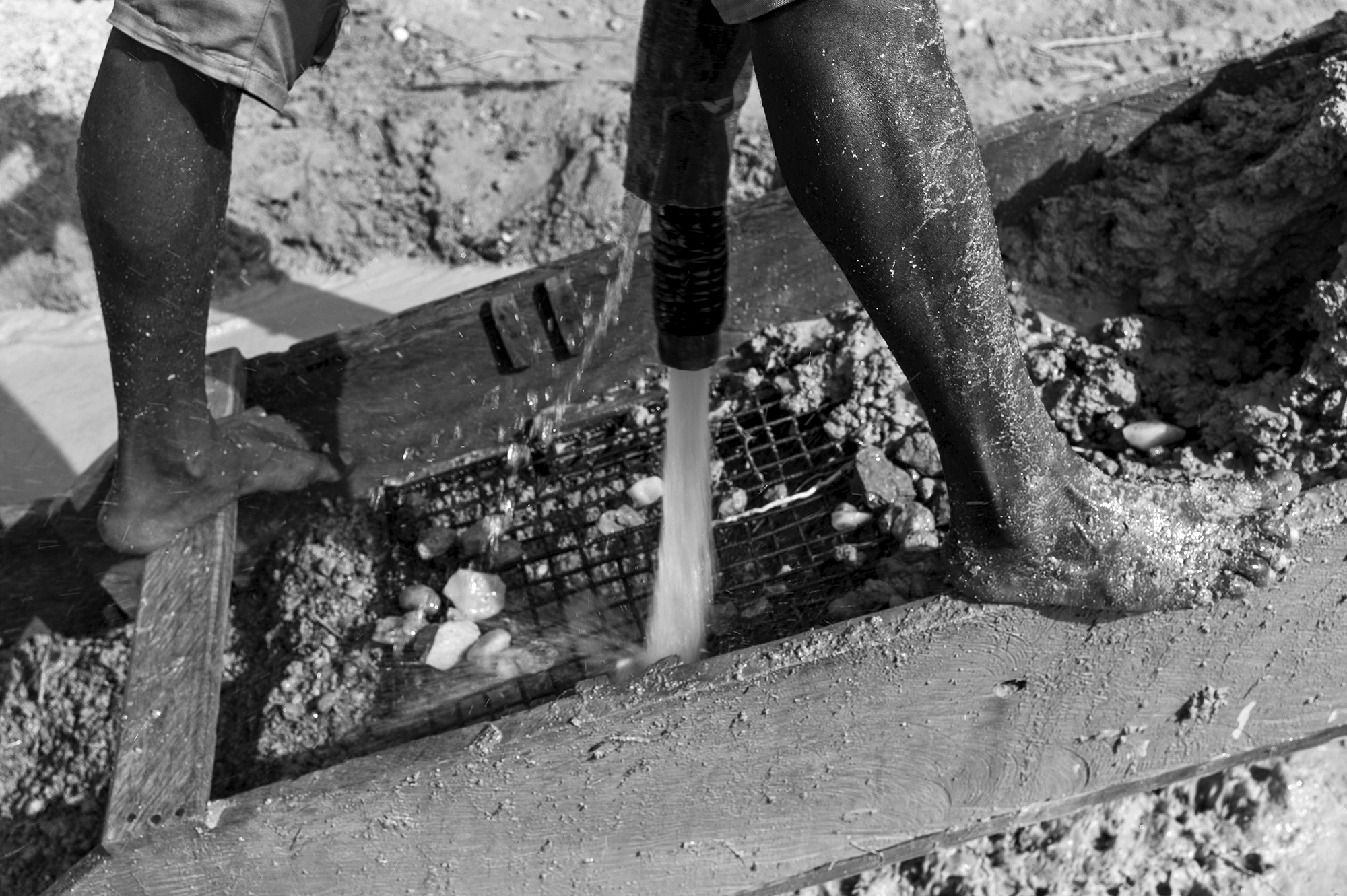 Oplachování štěrku, diamantový důl u města Koidu