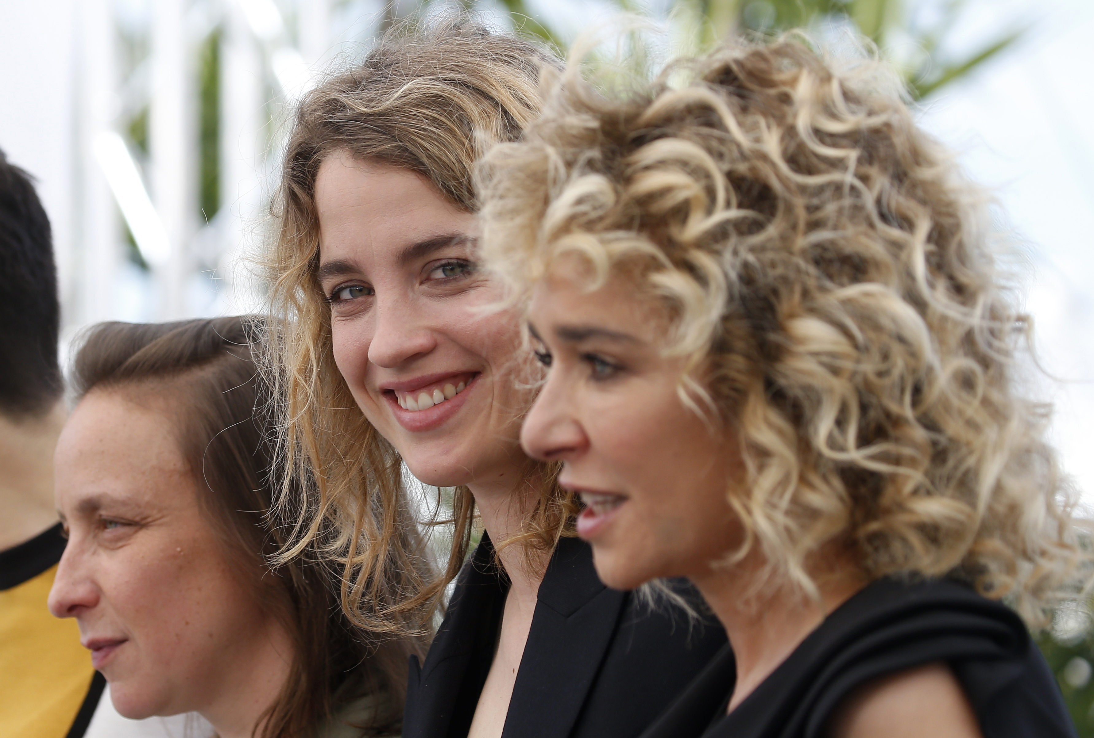 Zlava režisérka Celine Sciamma a herečky Adele Haenel a Valeria Golino