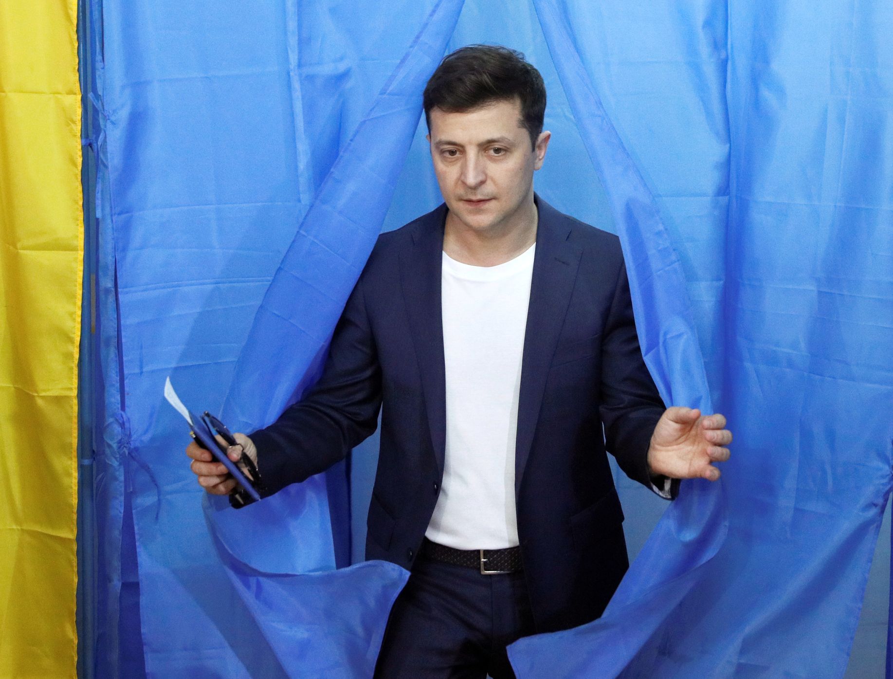 Volodymyr Zelenskyj ve volební místnosti 