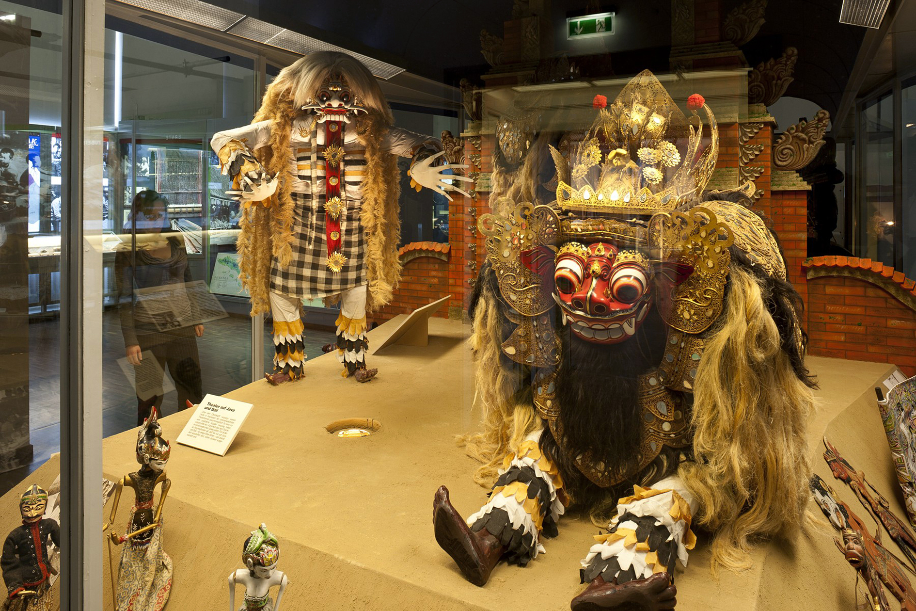 Cílem výstav bývalo ukázat exotičnost neevropských společností, poukázat na jejich odlišnost od nás. (Museum am Rothenbaum – Kulturen und Künste der Welt)