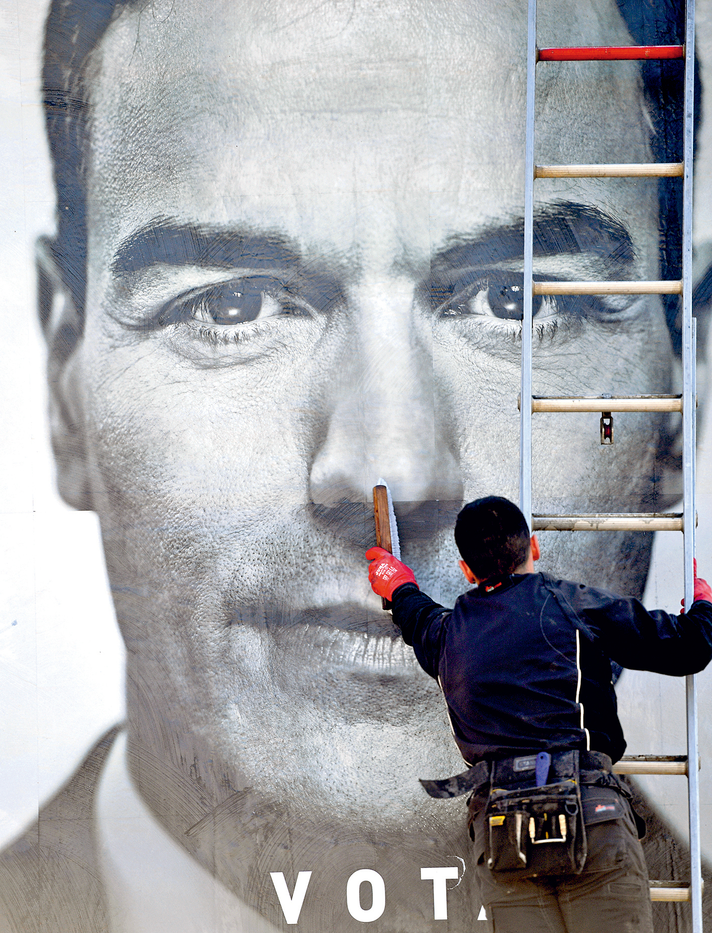 Hlavně klid. (Pedro Sánchez na předvolebním plakátu)