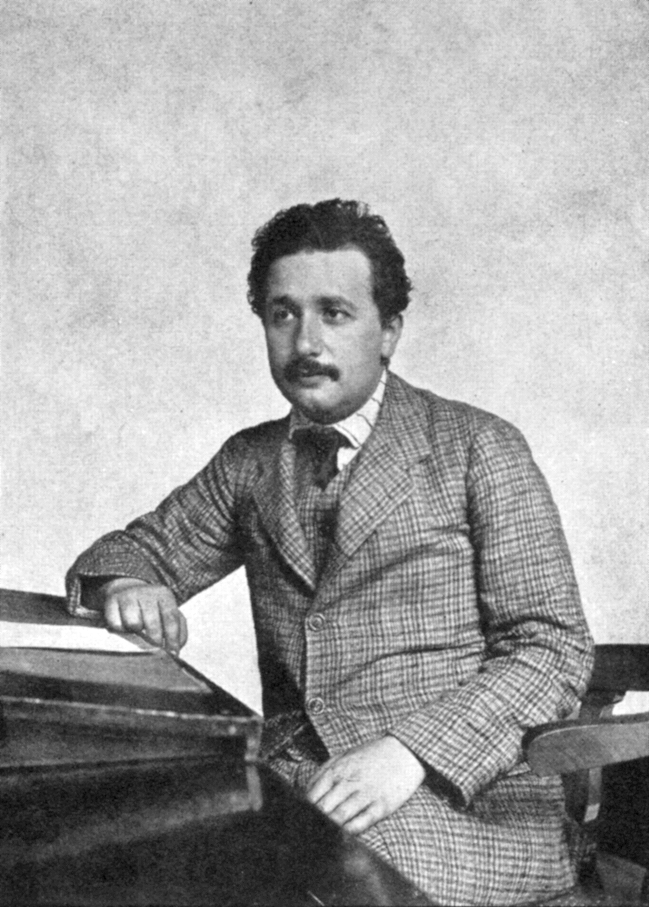 Povyk se nevytratil.
(Albert Einstein na fotografii z roku 1905)