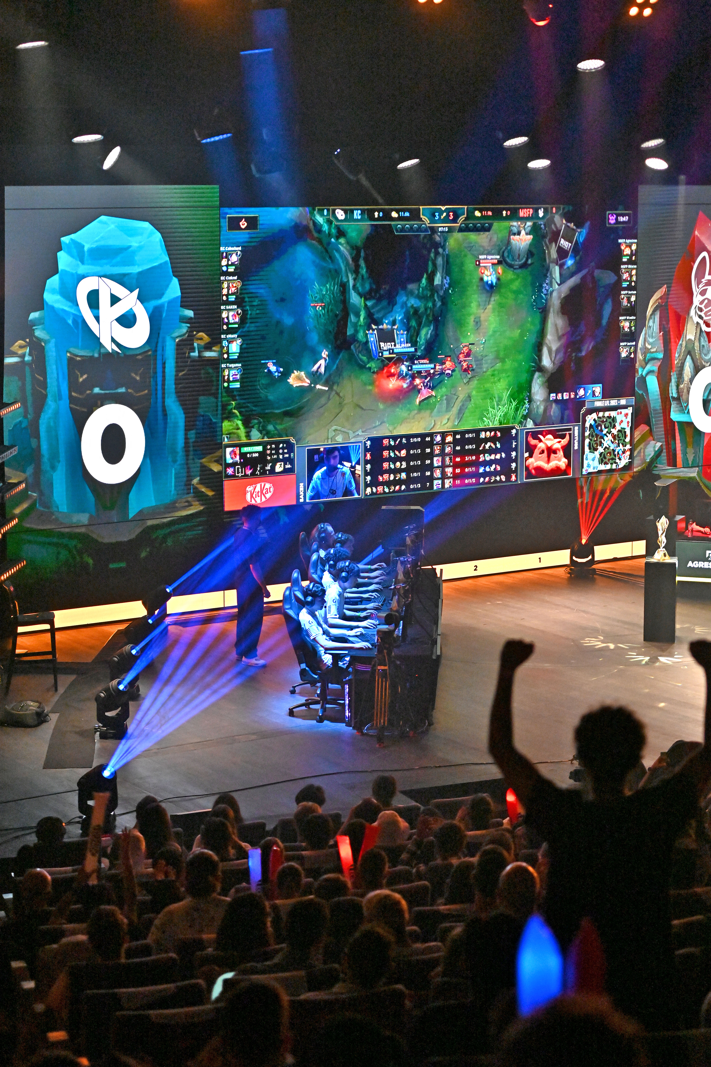 Bitva před diváky. (Finále soutěže o šampiona
Francie v League of Legends v Monaku)