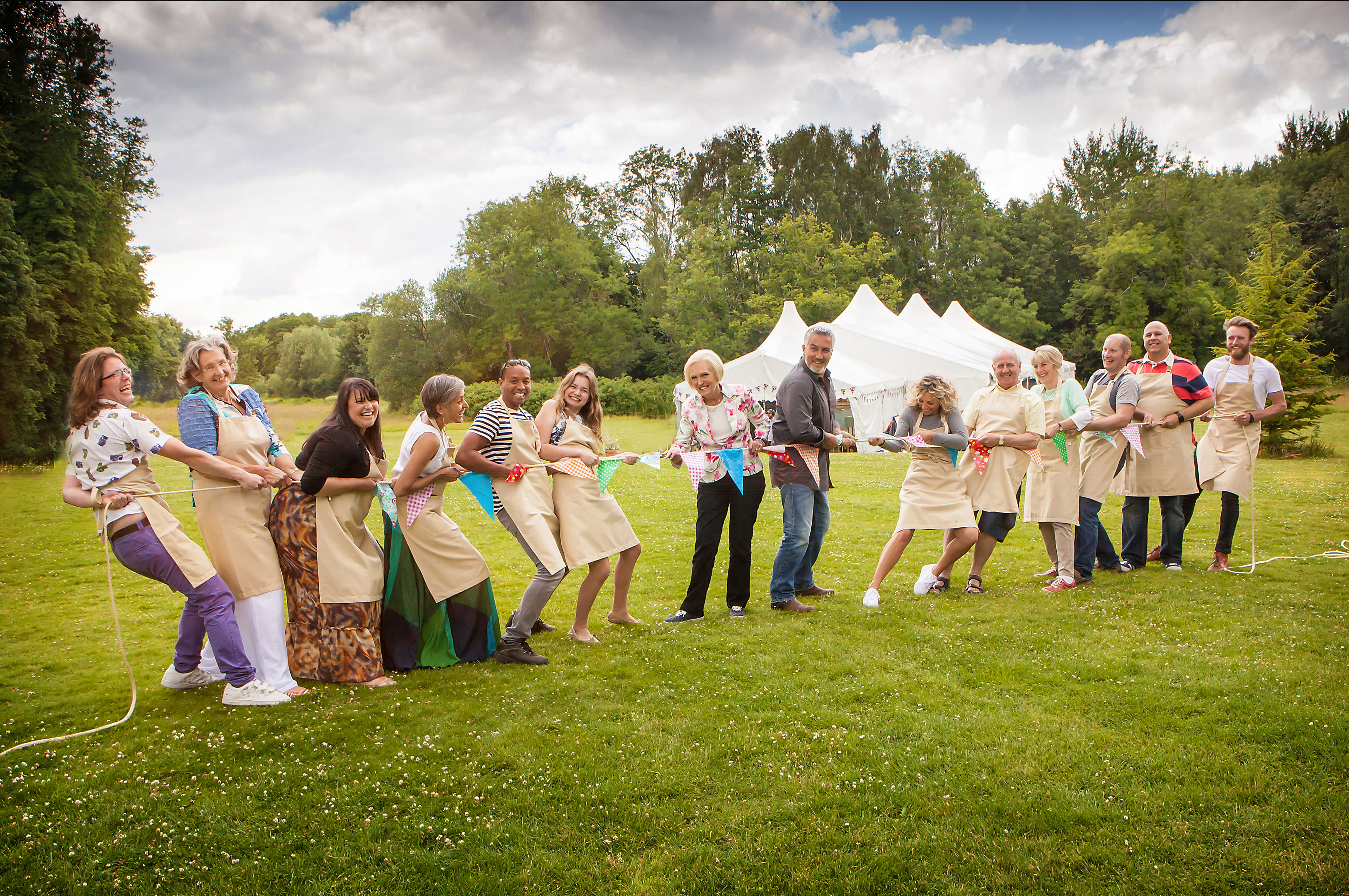 V kamarádské atmosféře. (Účastníci pekařské reality show The Great British Bake Off)