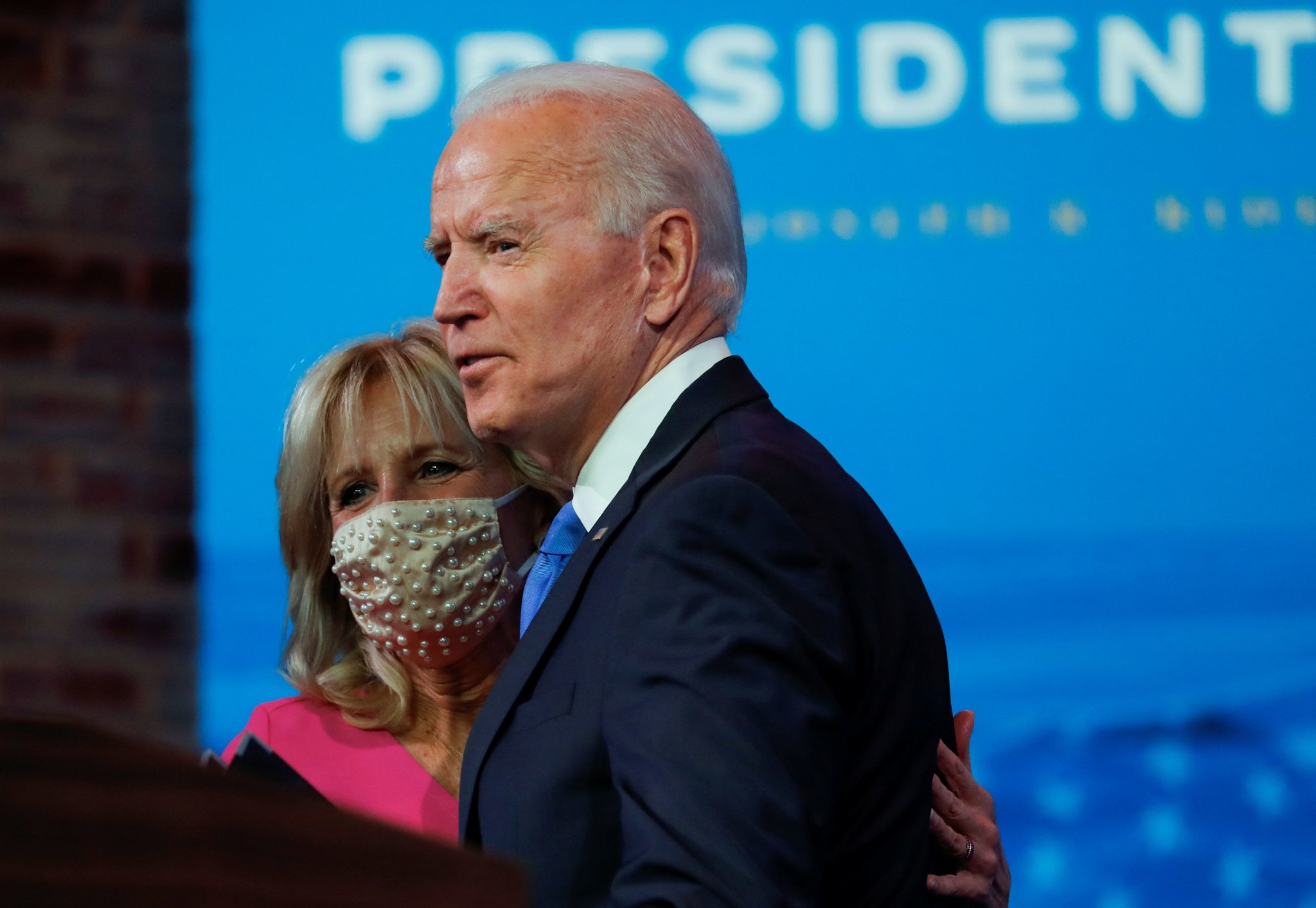 Joe Biden ve svém projevu po zvolení sborem volitelů vyzval Donalda Trumpa, aby uznal svou porážku