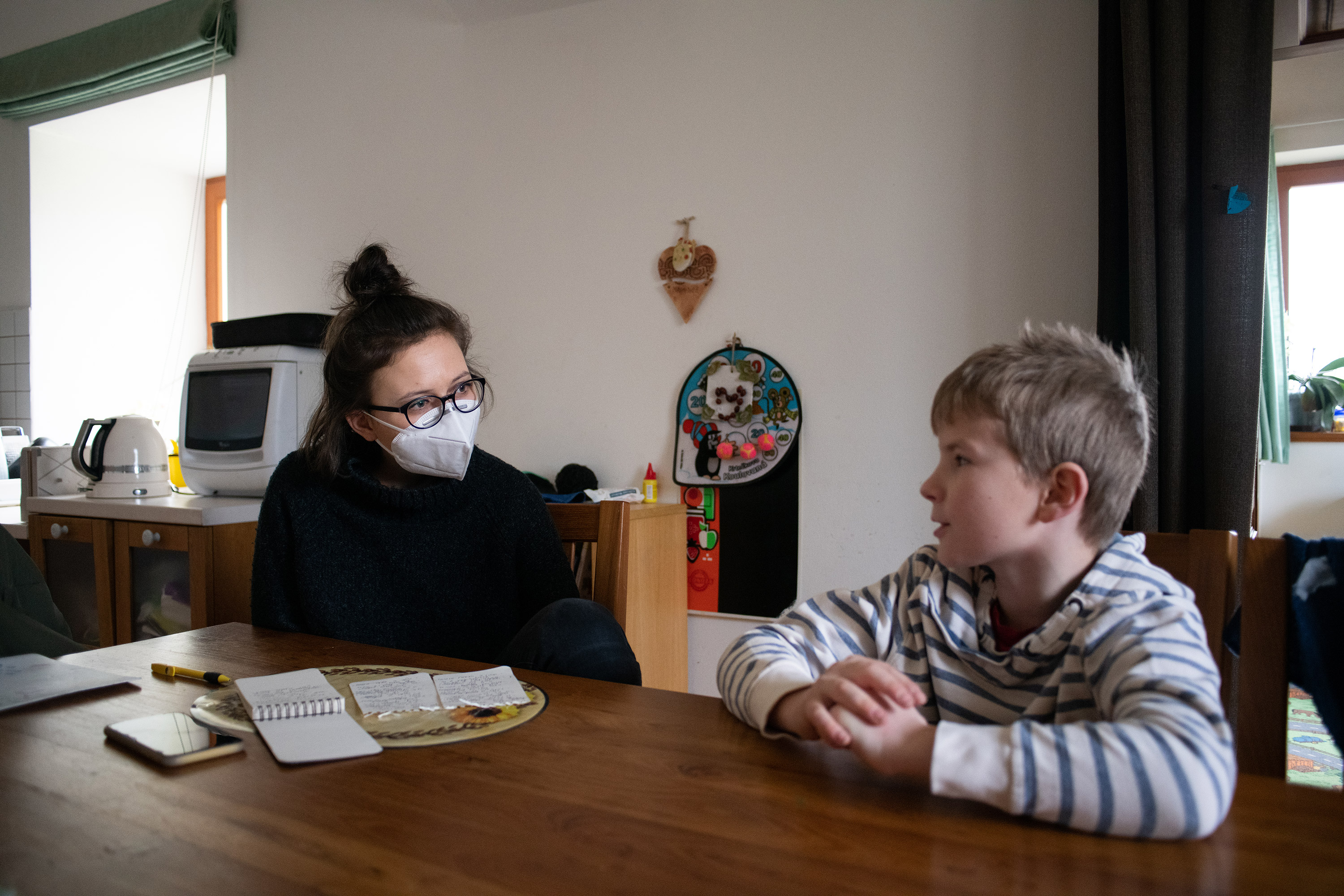 Barbora Chaloupková připravuje článek o dětech a škole v lockdownu, Javorník, únor 2021