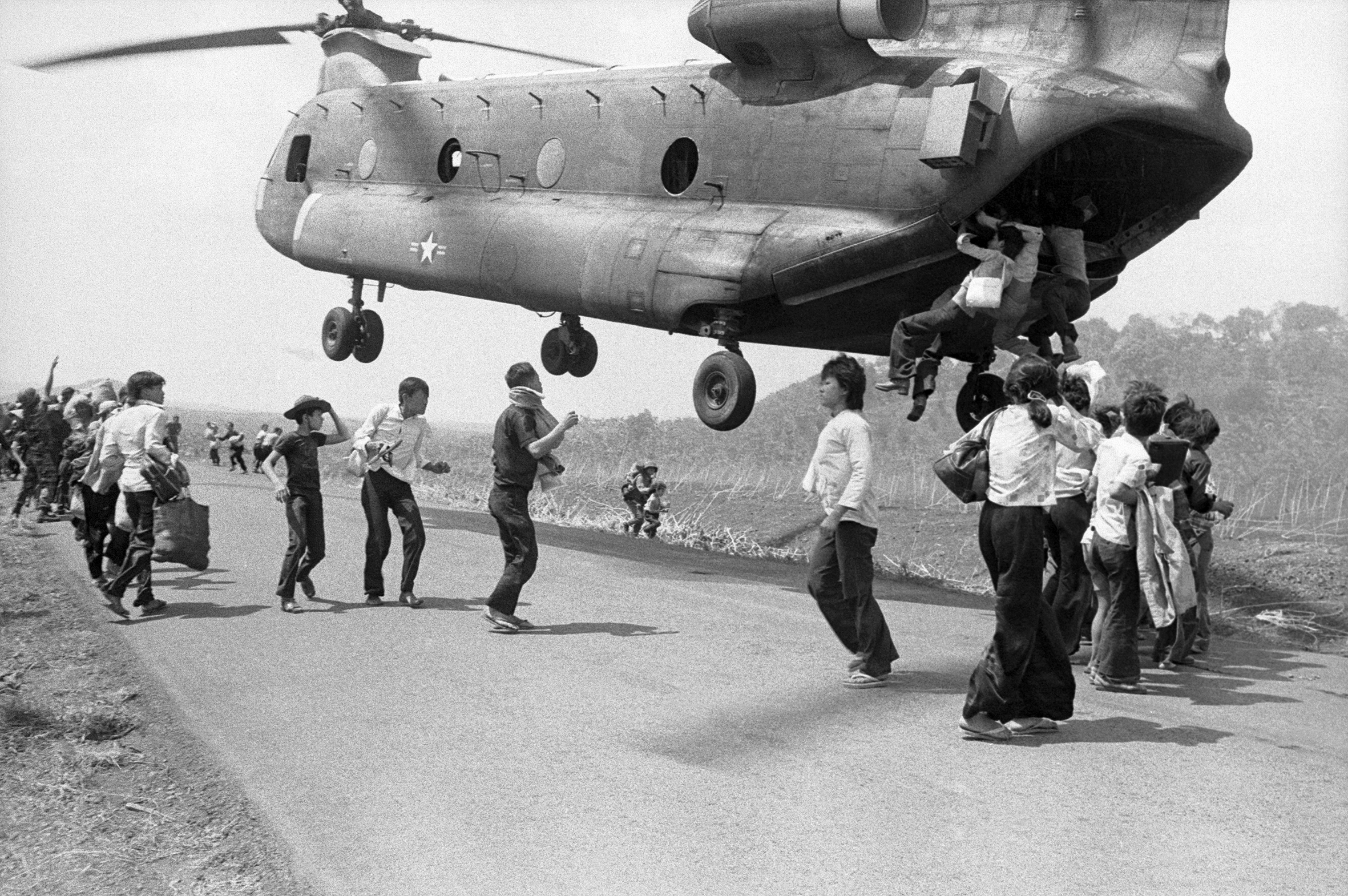 Vezměte nás s sebou! (Místní lidé se snaží zachránit za pomoci helikoptéry Chinook, která vyložila zásoby jihovietnamským jednotkám bojujícím asi 60 kilometrů severovýchodně od Saigonu)