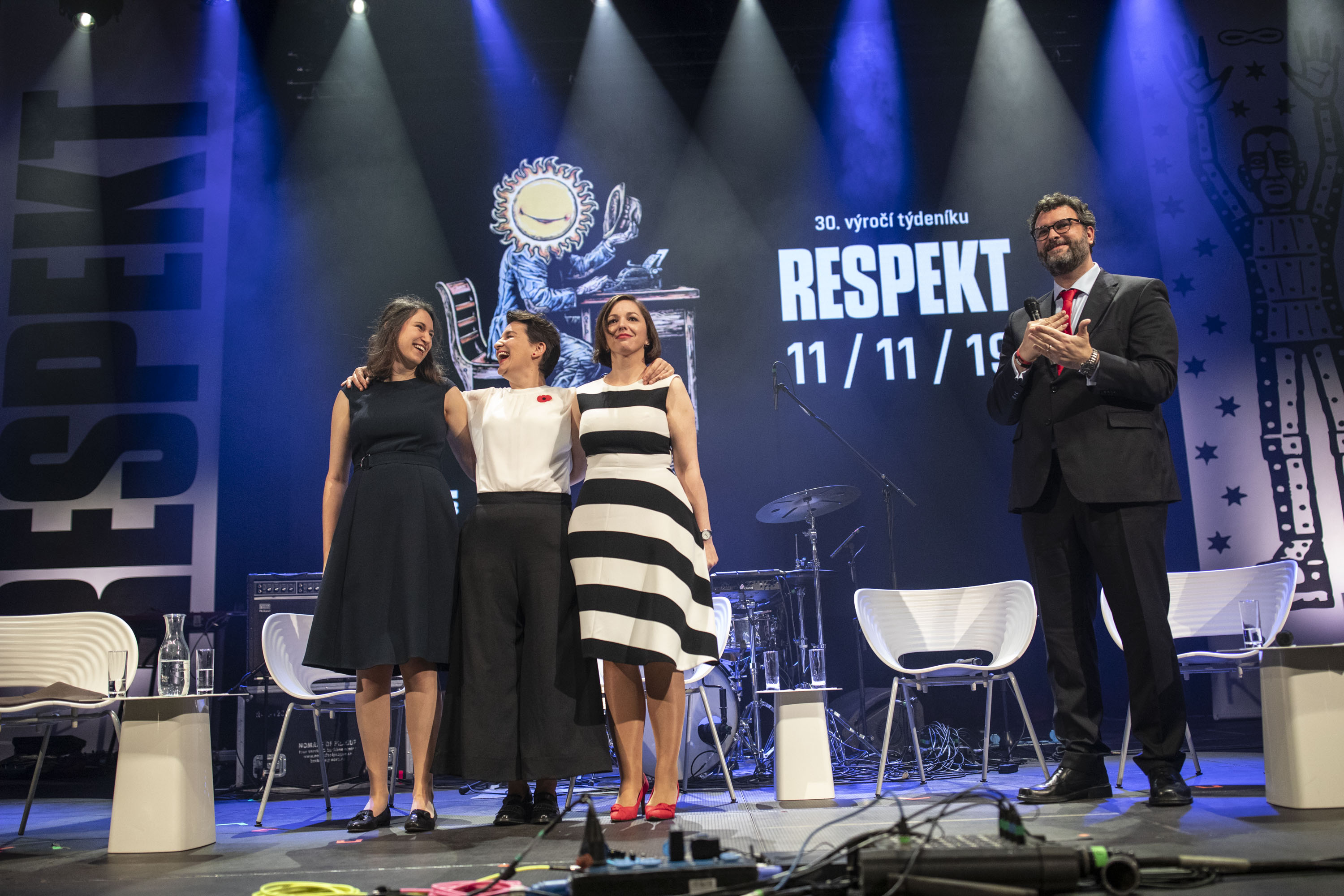 Andrea Procházková, Kateřina Šafaříková, Silvie Lauder a Erik Tabery během narozeninového večera časopisu Respekt v Lucerně