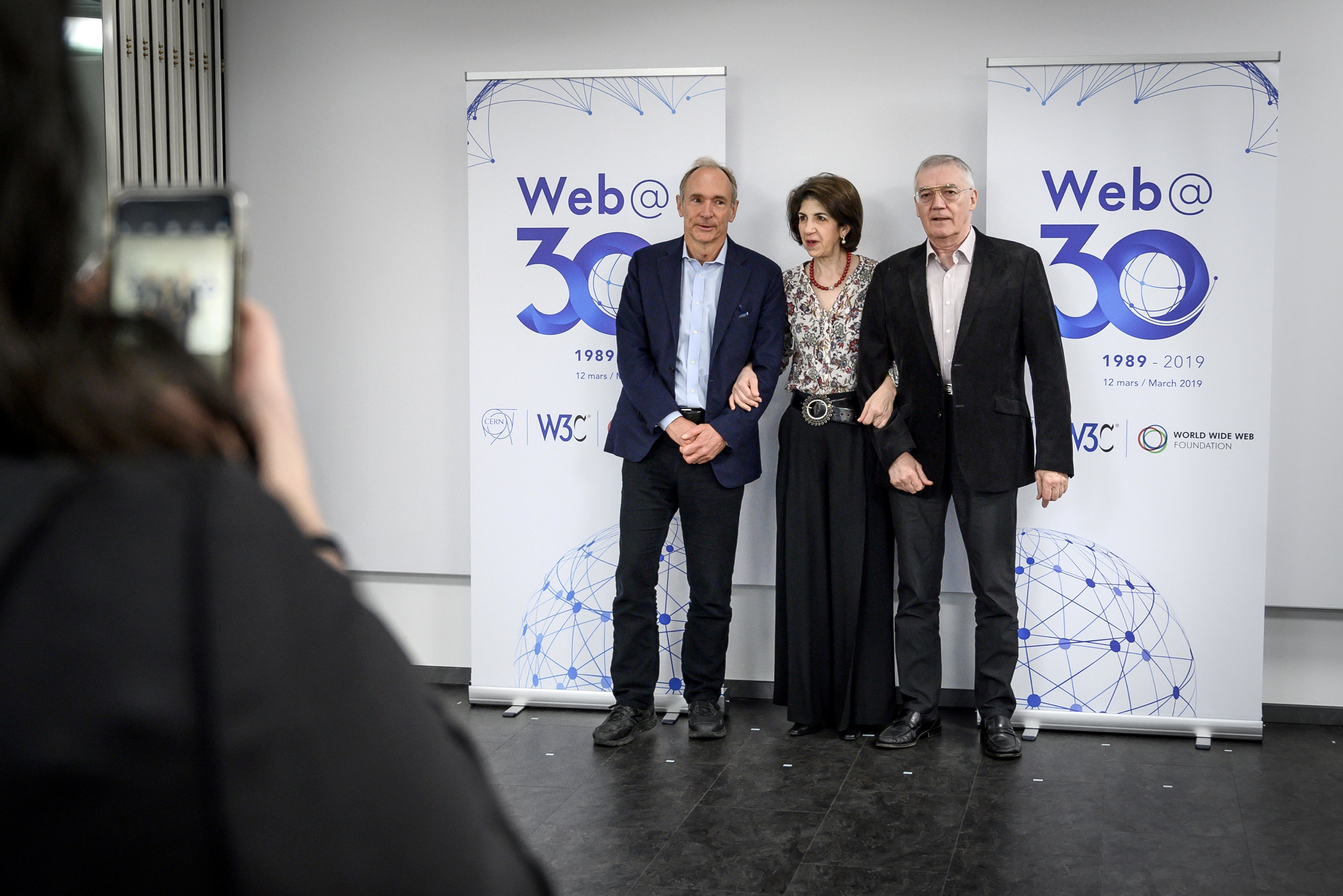 Tim Berners-Lee vlevo v CERNu na oslavách výročí webu