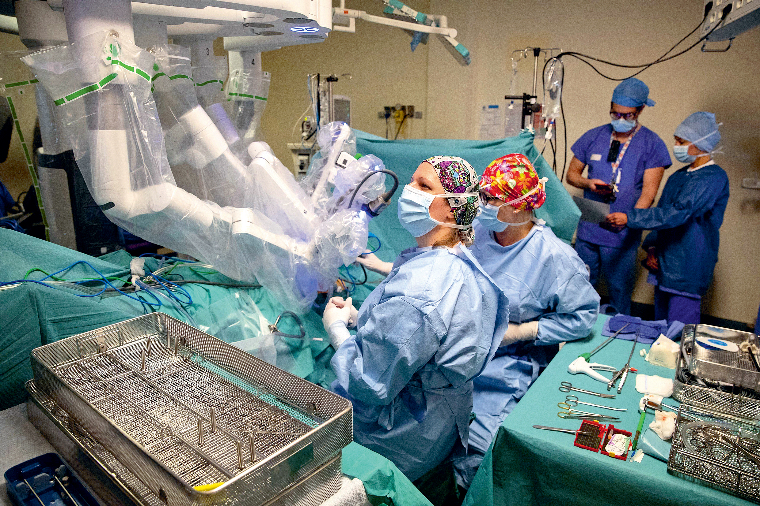 Už na základních školách, kde se rozhoduje o podobě další cesty vzdělávacím systémem, jsou oceňovány dovednosti, k nimž jsou v této společnosti vychovávány zejména dívky. (Ilustrační foto)