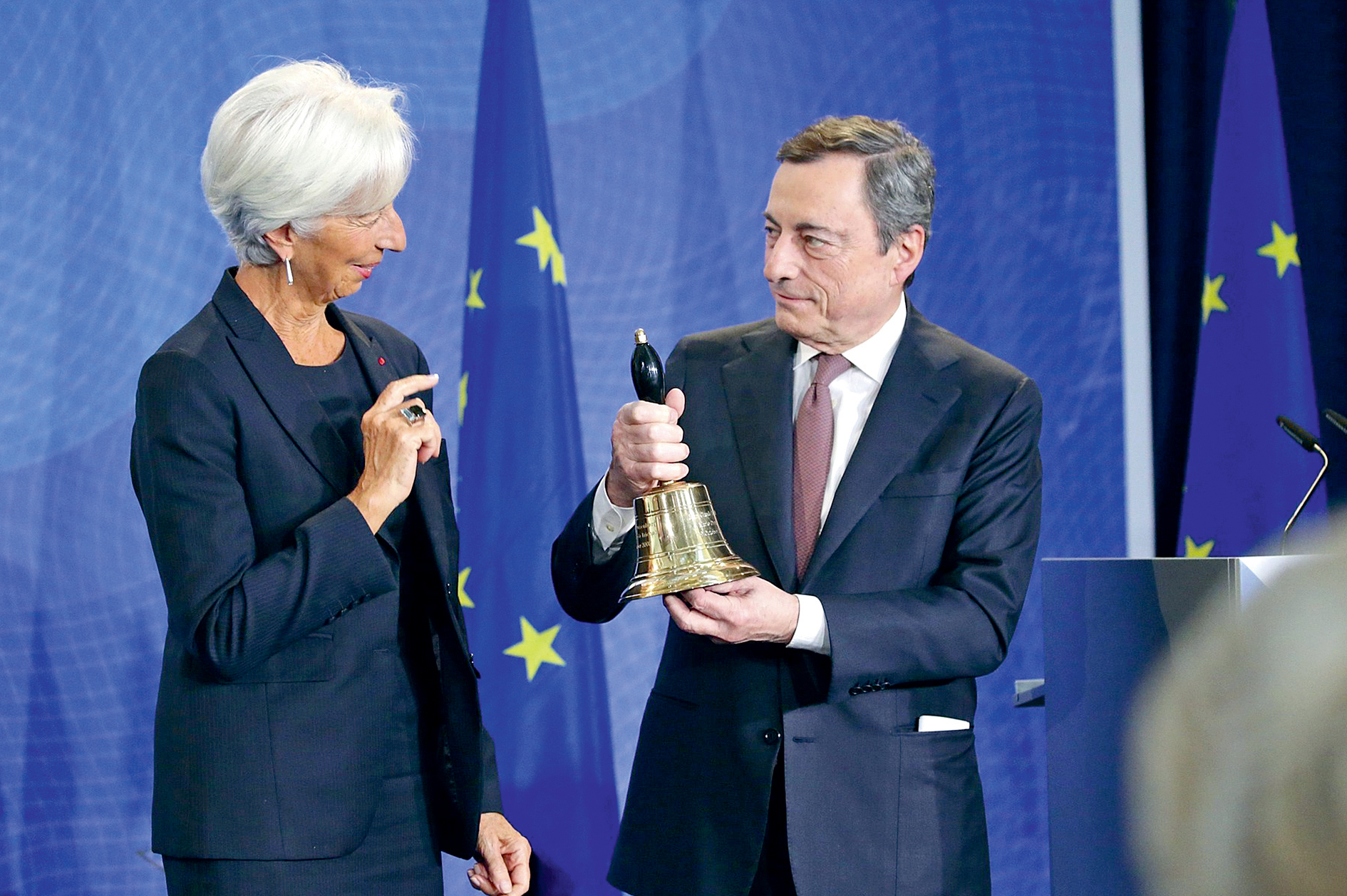 Symbolický obrázek: Mario Draghi, nynější italský premiér, předává v roce 2019 šéfování ECB Christine Lagarde