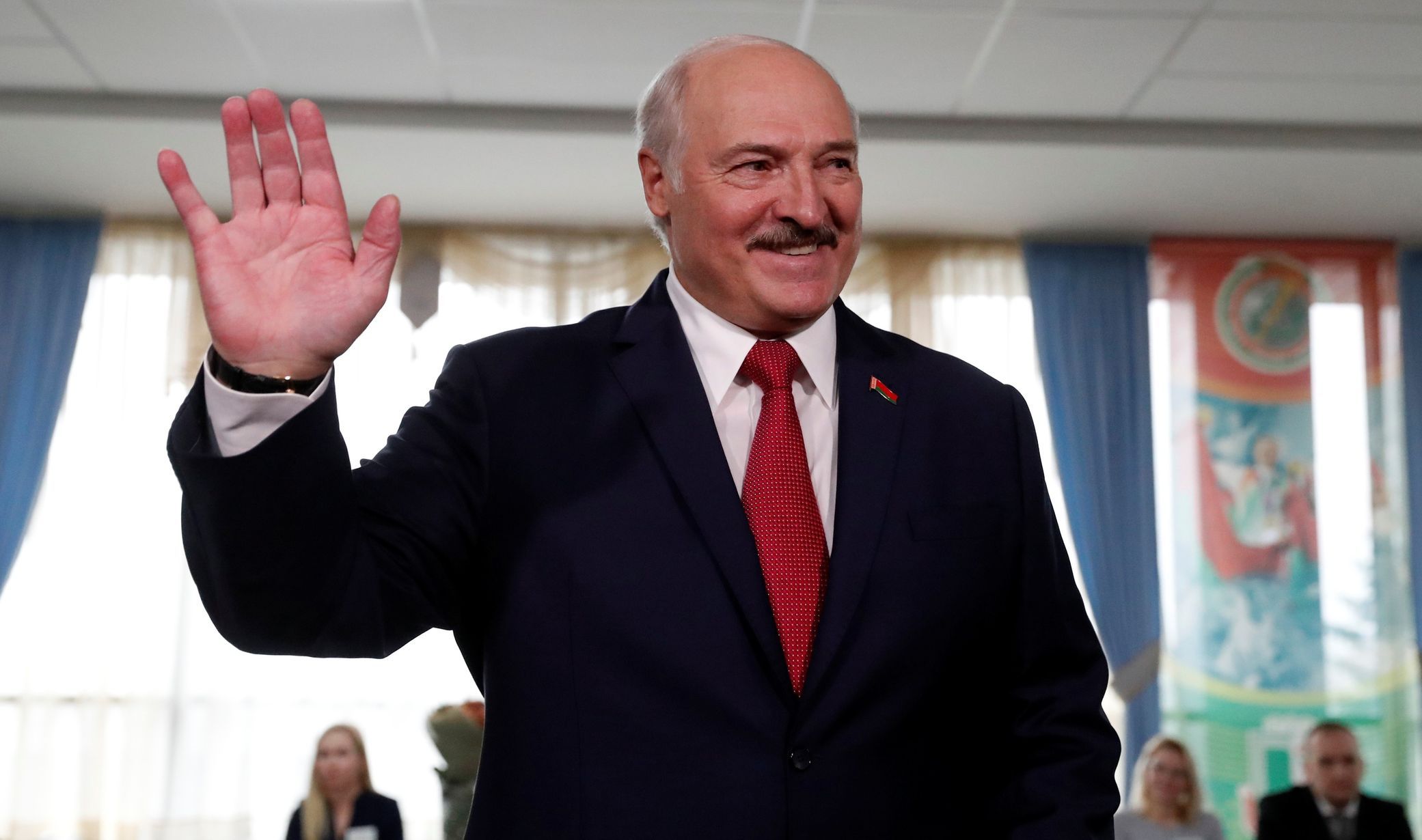 Běloruský prezident Alexandr Lukašenko se raduje z volebního vítězství prorežimních kandidátů