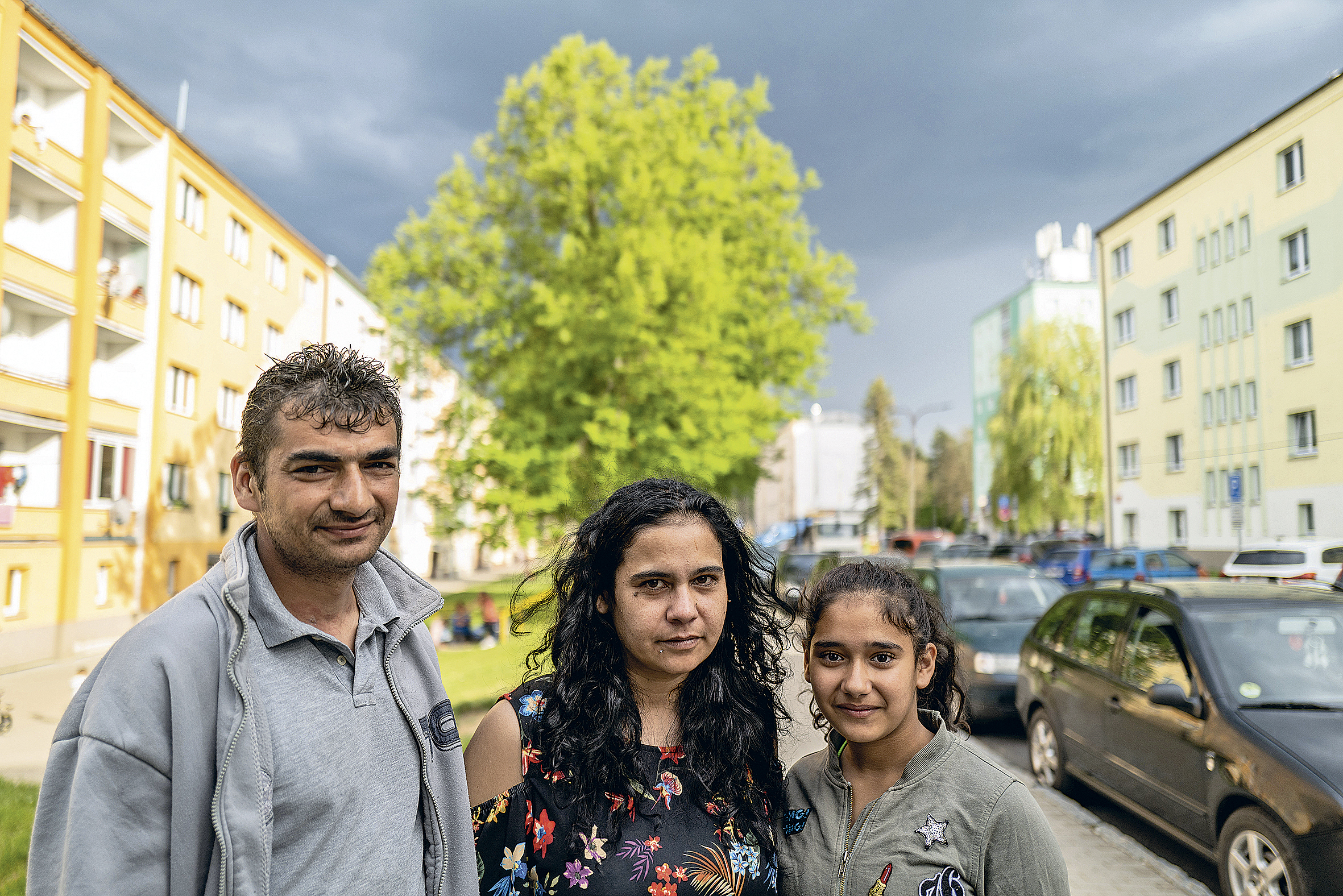Byli už u nás z radnice i s policií, ať už jdeme pryč. (Ladislav Koky s manželkou a dcerou)