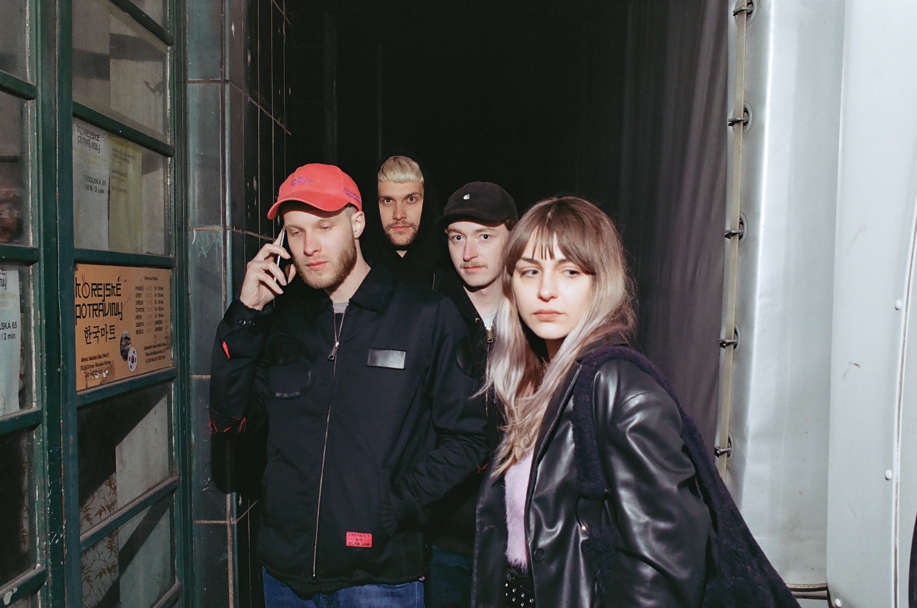 Hraní jsme si nacvičovali na žehlicím prkně. (Zleva Martin, Tomáš, Jiří, Linda)