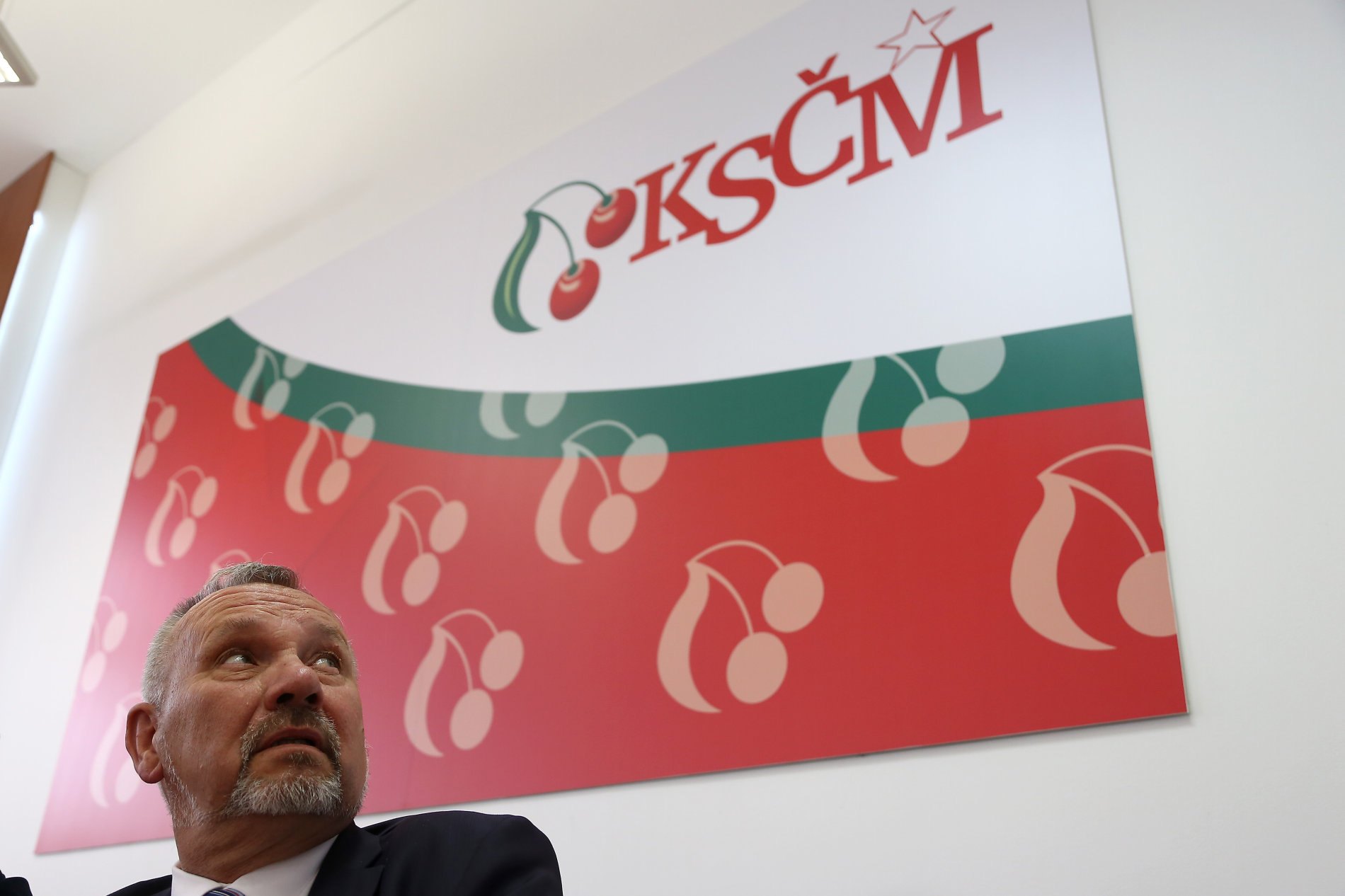 Zástupci KSČM sledují výsledky sněmovních voleb. Na snímku Pavel Kováčik