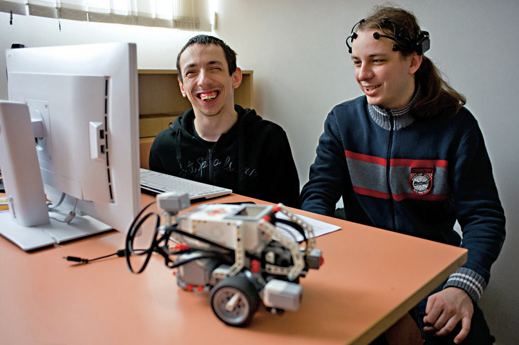 Ještě dopoledne to fungovalo. (Zleva Roman Žák, robot, Jaromír Švejda)