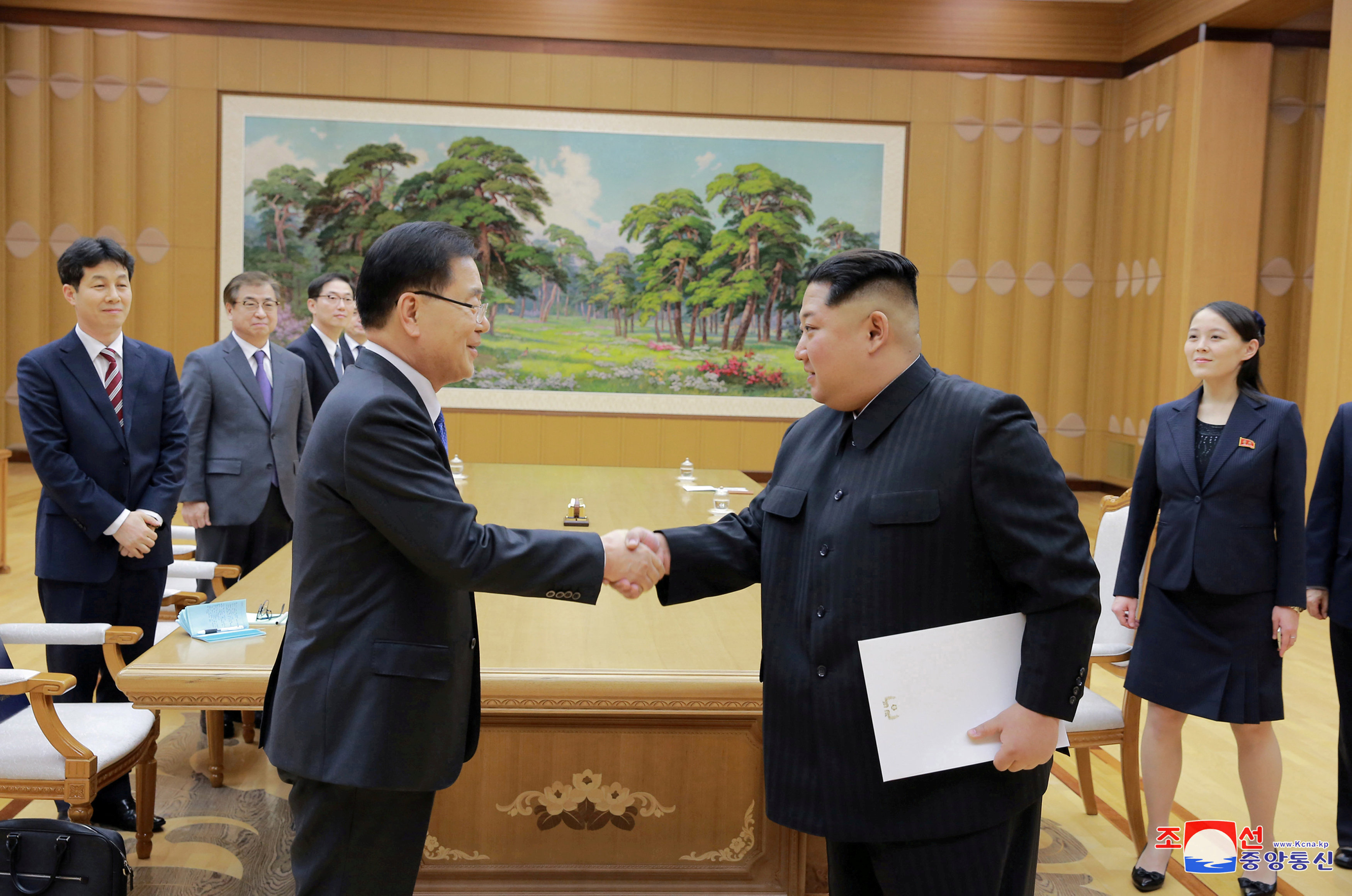 Severokorejský vůdce Kim Čong-un s šéfem jihokorejské delegace Chung Eui-yongem 