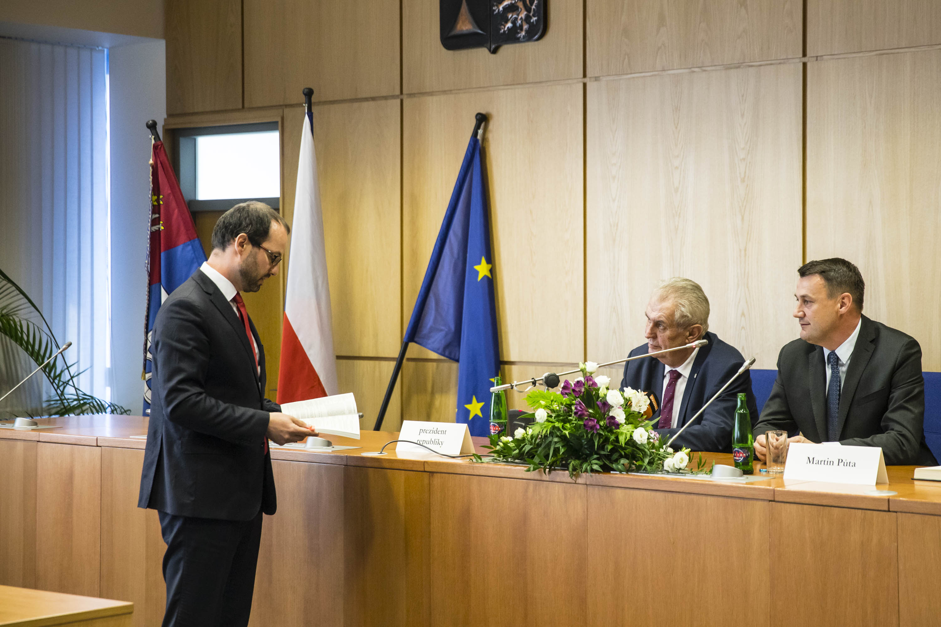 Jan Farský daroval prezidentovi ústavu České republiky. 9.5. 2017