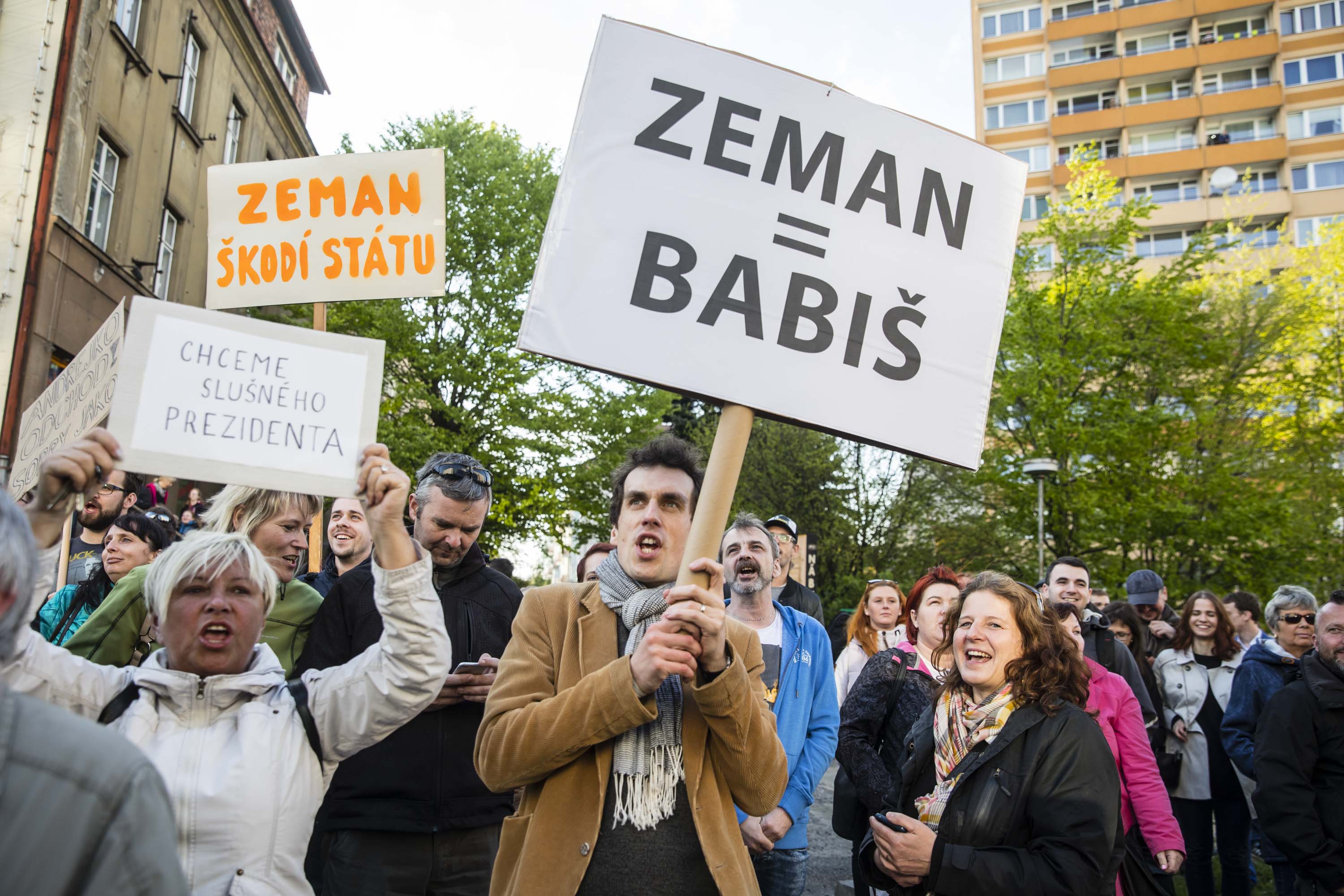 Demonstrace před hotelem Imperiál v Liberci ve kterém probíhalo jednáni prezidenta se zástupci koaličních stran, 10.5.2017