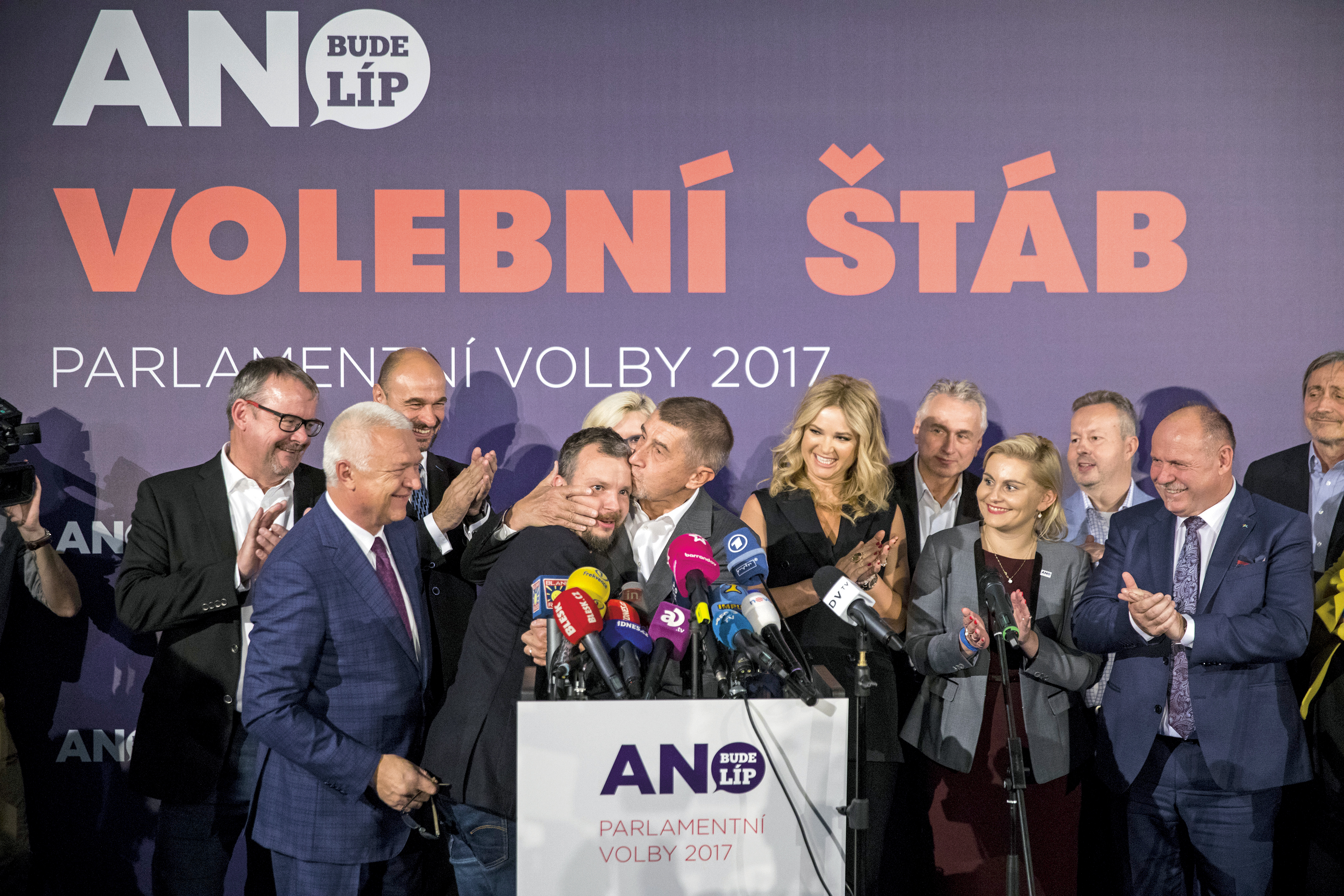 Známý výjev: Andrej Babiš děkuje Prchalovi povolebním vítězství v roce 2017