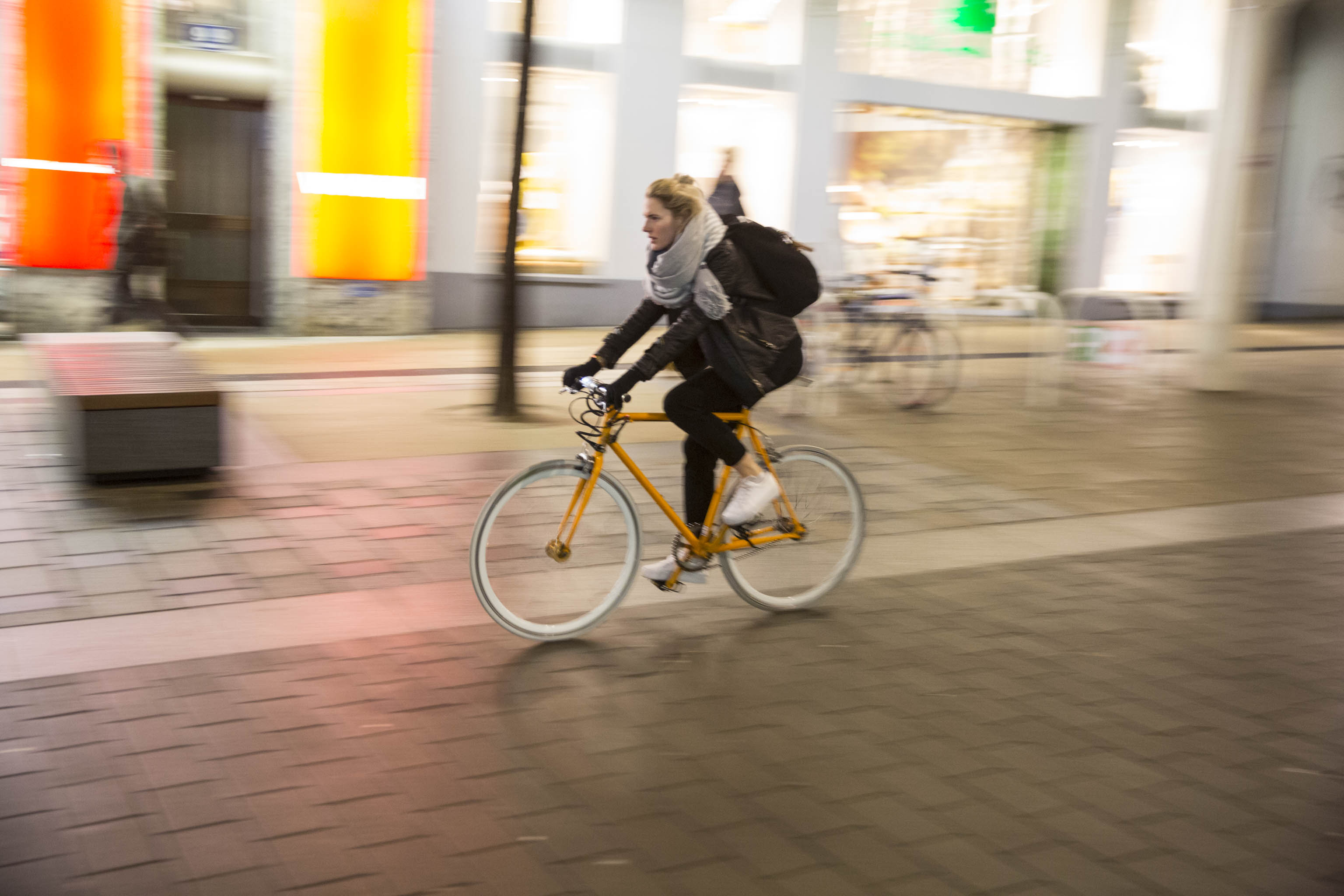 Mariahilferstrasse na které došlo k výraznému omezení automobilové dopravy ve prospěch chodců a cyklistů