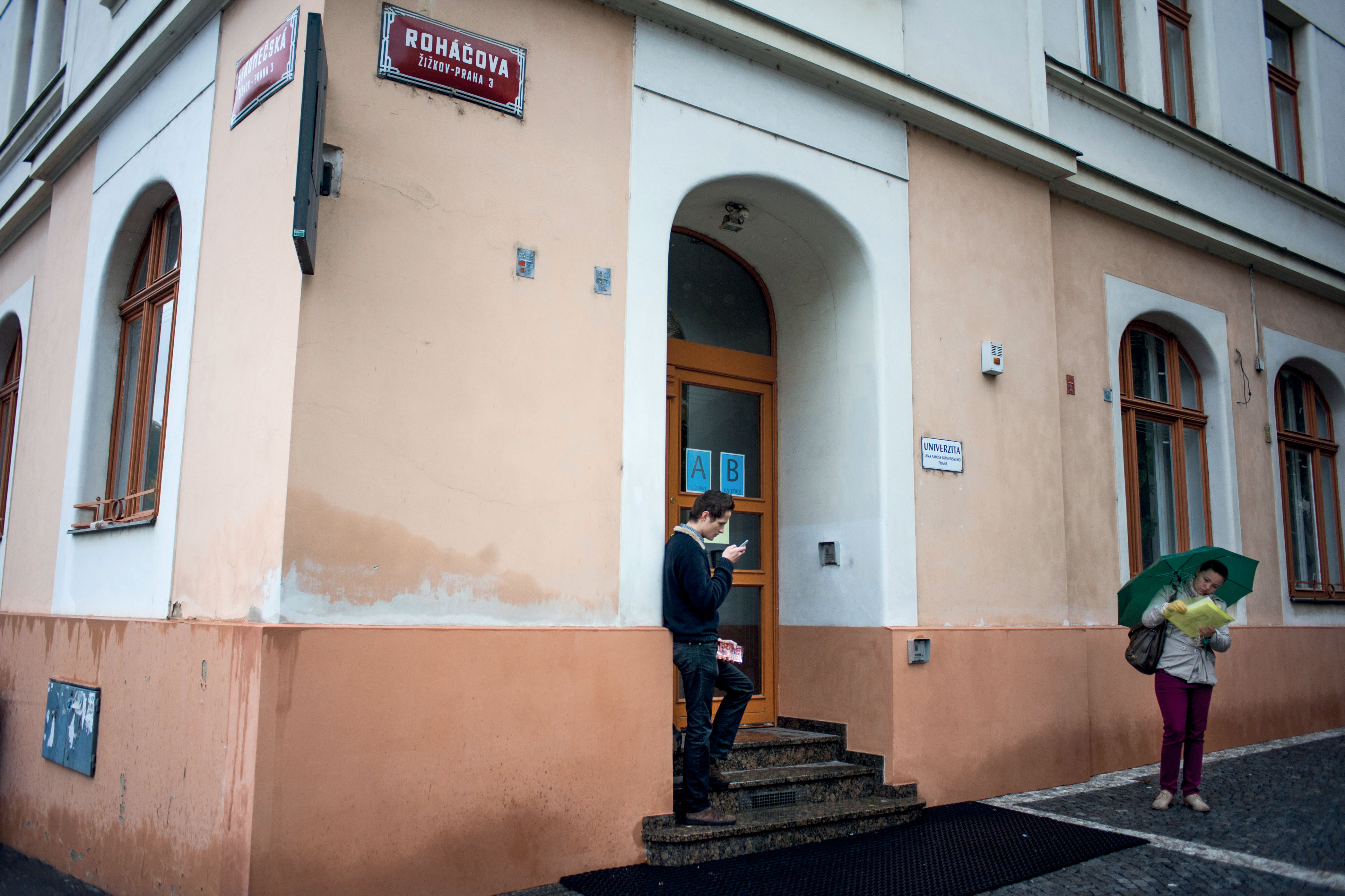 Bylo to jediné místo, kde se dalo požadavek státu splnit. (Sídlo UJAK)