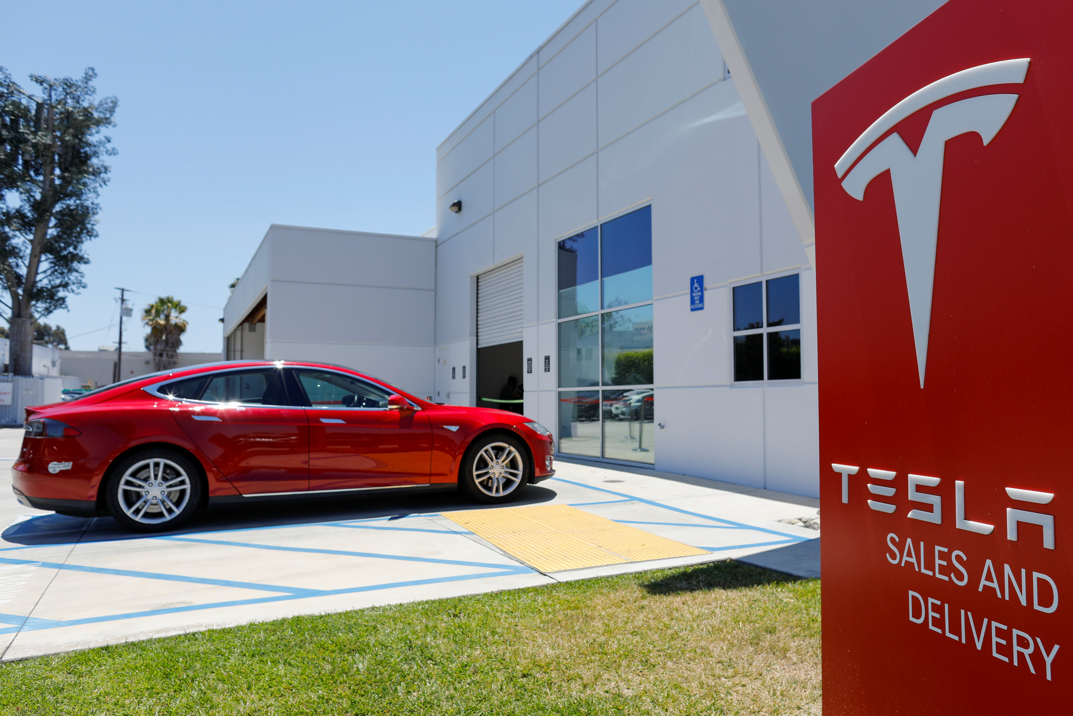 Servisní a prodejní centrum firmy Tesla, Kalifornie