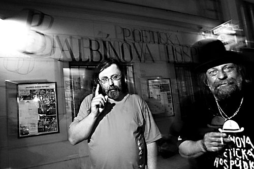 Fotografie: Geniální nápad, jak oklamat manželku, zničit Kalouska a vyhrát volby. Ale nějak se to zadrhlo. (Pokladník Borka &ndash; vlevo &ndash; se šéfem Balbínovy poetické strany Jiřím Hrdinou)