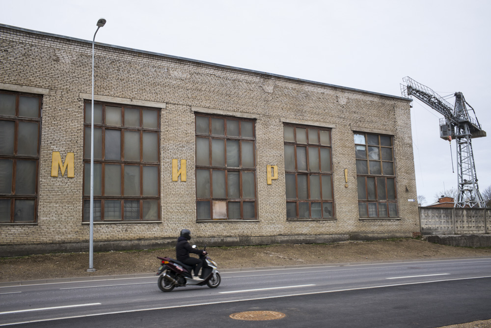 Sillamae - dnešní podoba města byla postavená po válce v duchu stalinské architektury poblíž továrny na zpracování uranu, Estonsko, duben, 2015