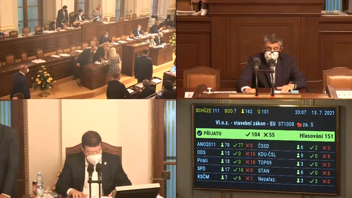 Sněmovna těsnou většinou schválila nový stavební zákon