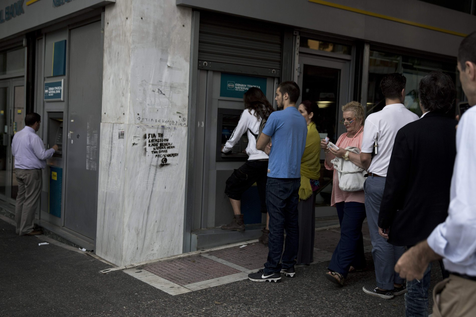 Fronta u bankomatu Národní banky v centru Atén.