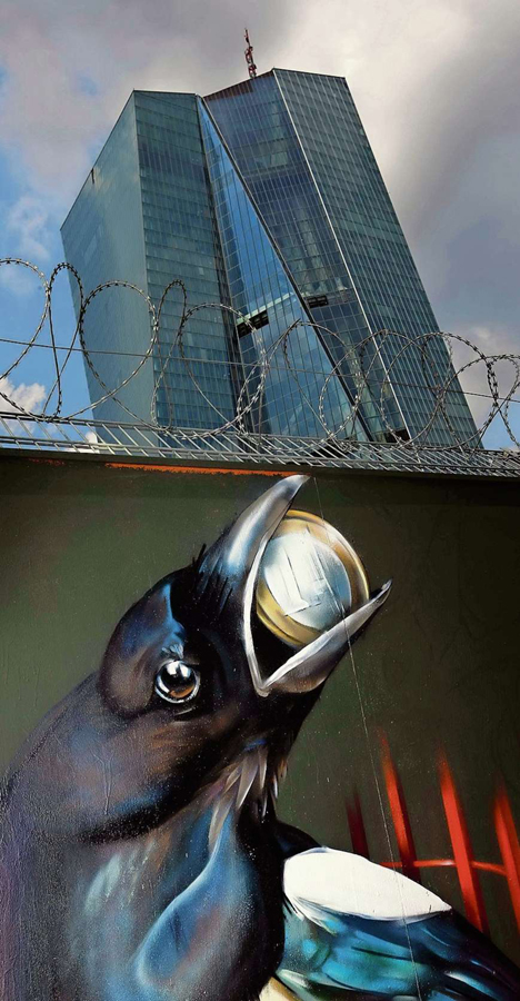 Centrála ECB ve Frankfurtu obklopená zdí je oblíbeným cílem tvůrců graffiti