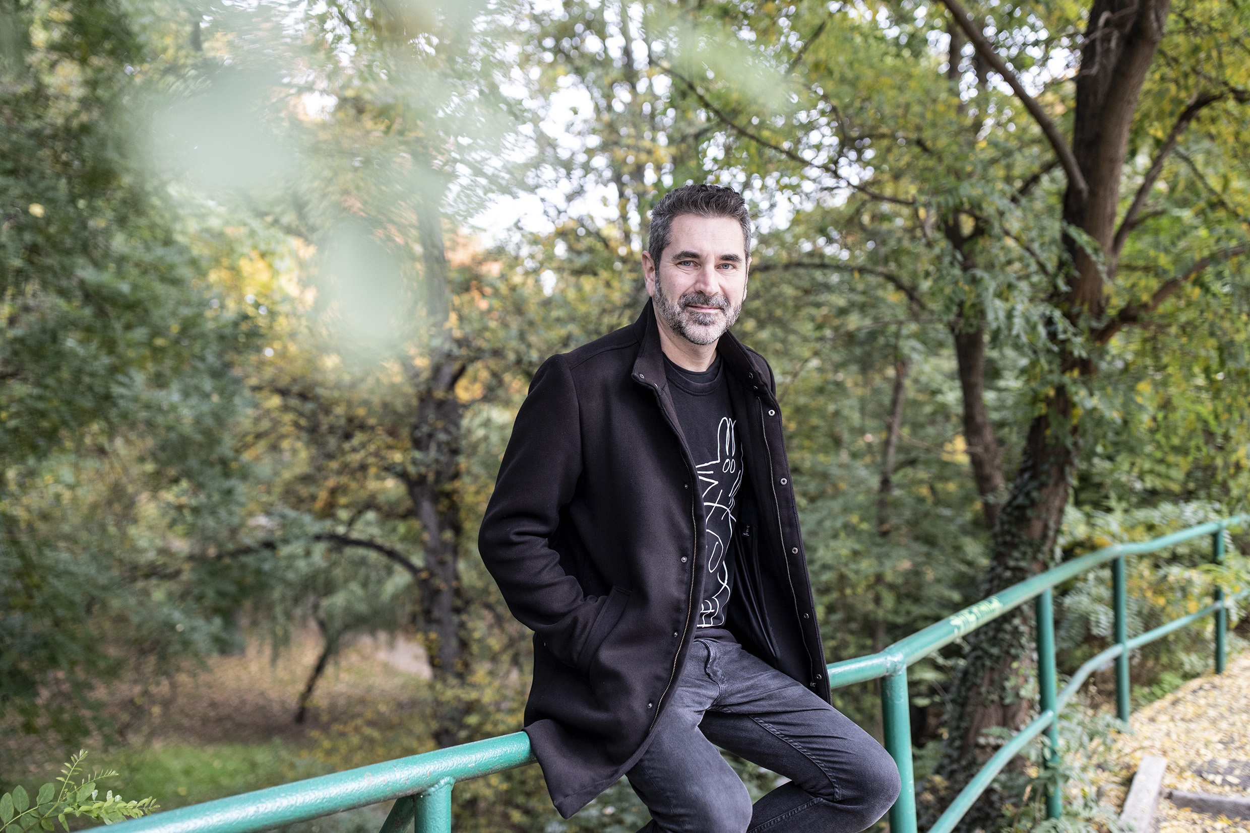 Hledá něco, co přetrvá víkend. (Filip Kocián)