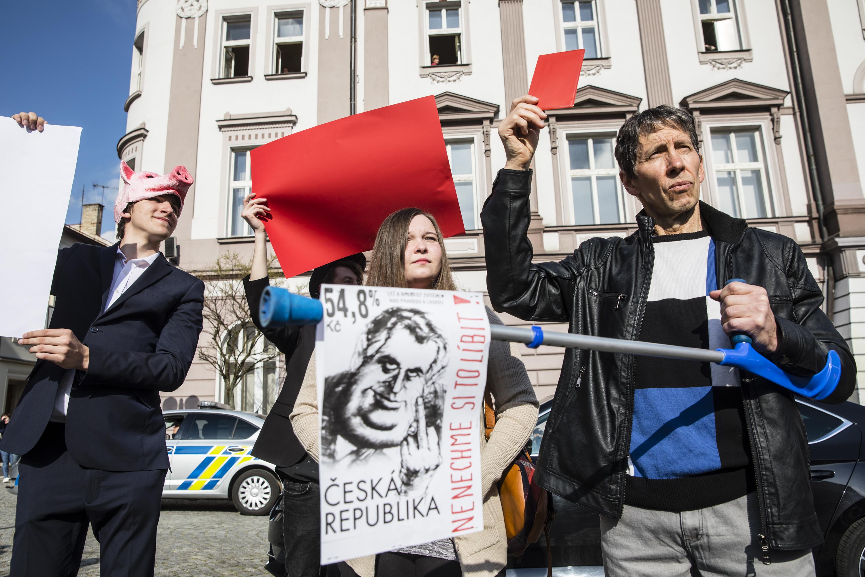 Demonstanti na mítinku Miloše Zemana v Železném Brodě, 10.5.2017