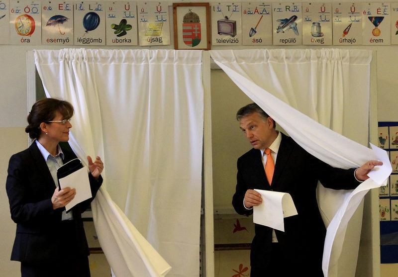 Hotovo ? Maďarký premiér Viktor Orbán a jeho manželka Aniko Levai.