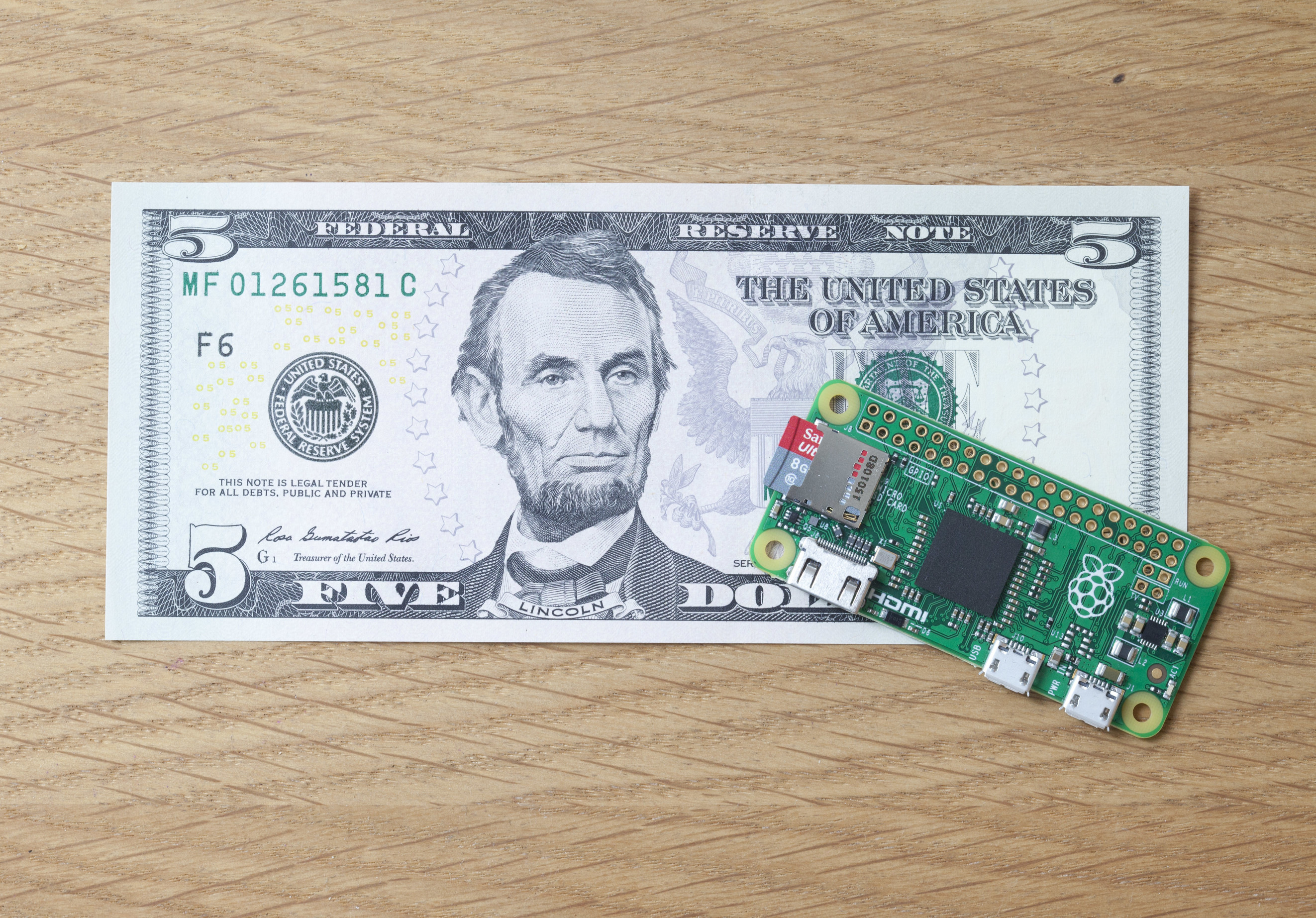 Raspberry Pi Zero v porovnání s pětidolarovou bankovkou