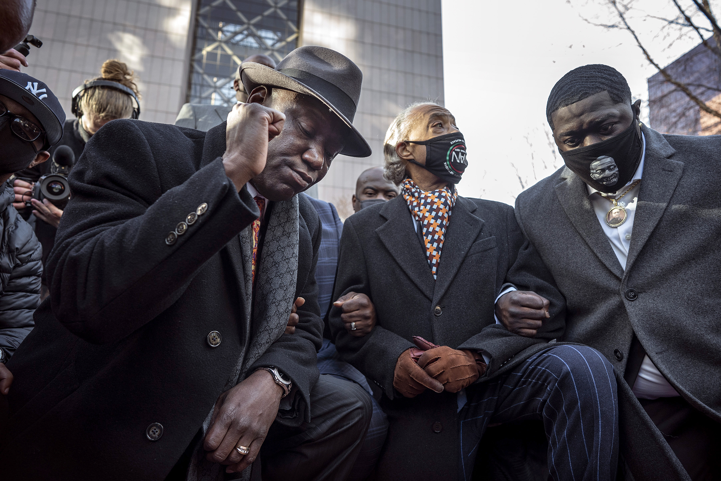 Čekání na zadostiučinění. (Právní zástupce Floydovy rodiny Ben Crump, černošský aktivista reverend Al Sharpton a Floydův synovec Brandon Williams před budovou, v níž se konalo přelíčení s bývalým policistou Derekem Chauvinem)