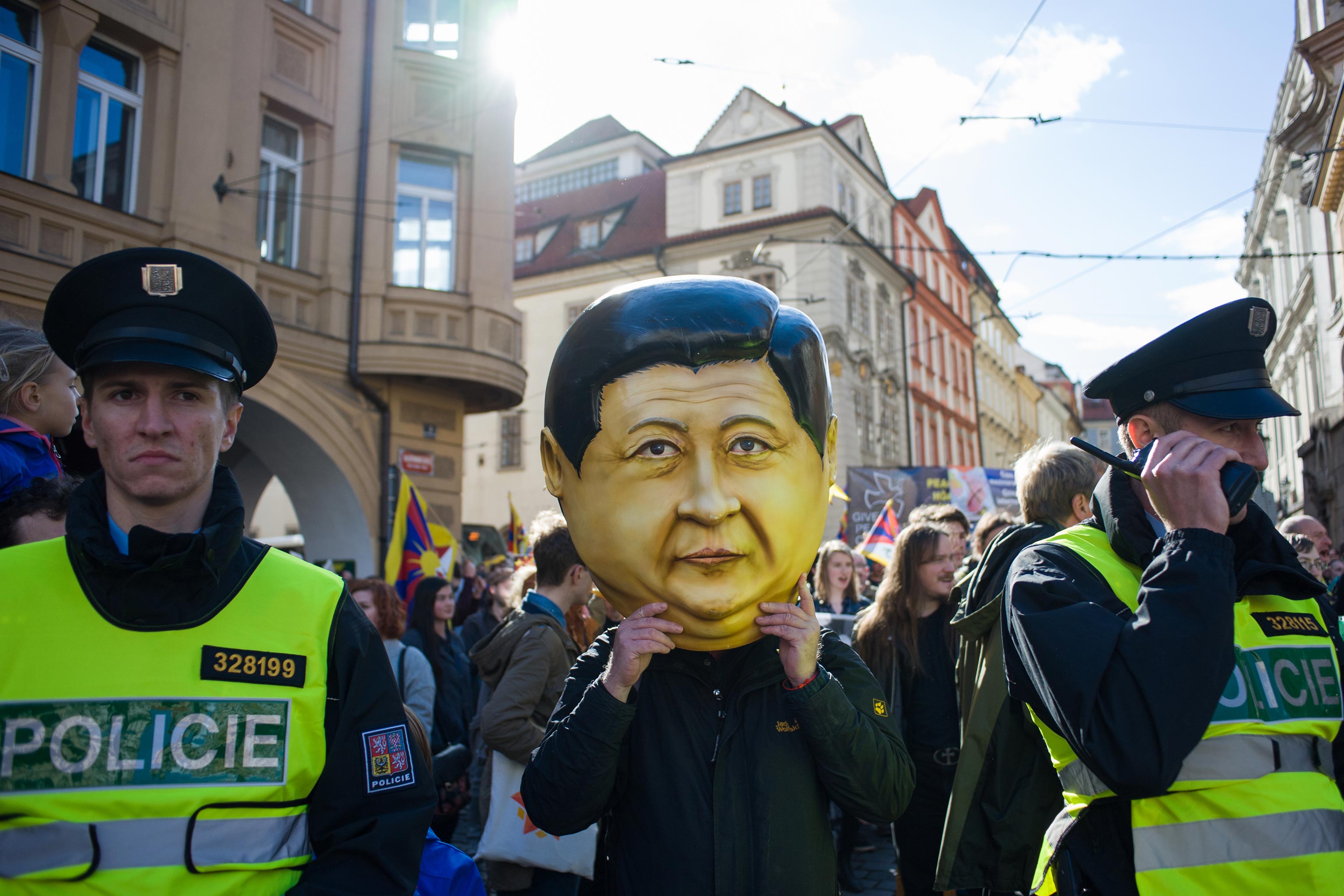 Průvod demonstrantů pochoduje směrem k Pražskému hradu.