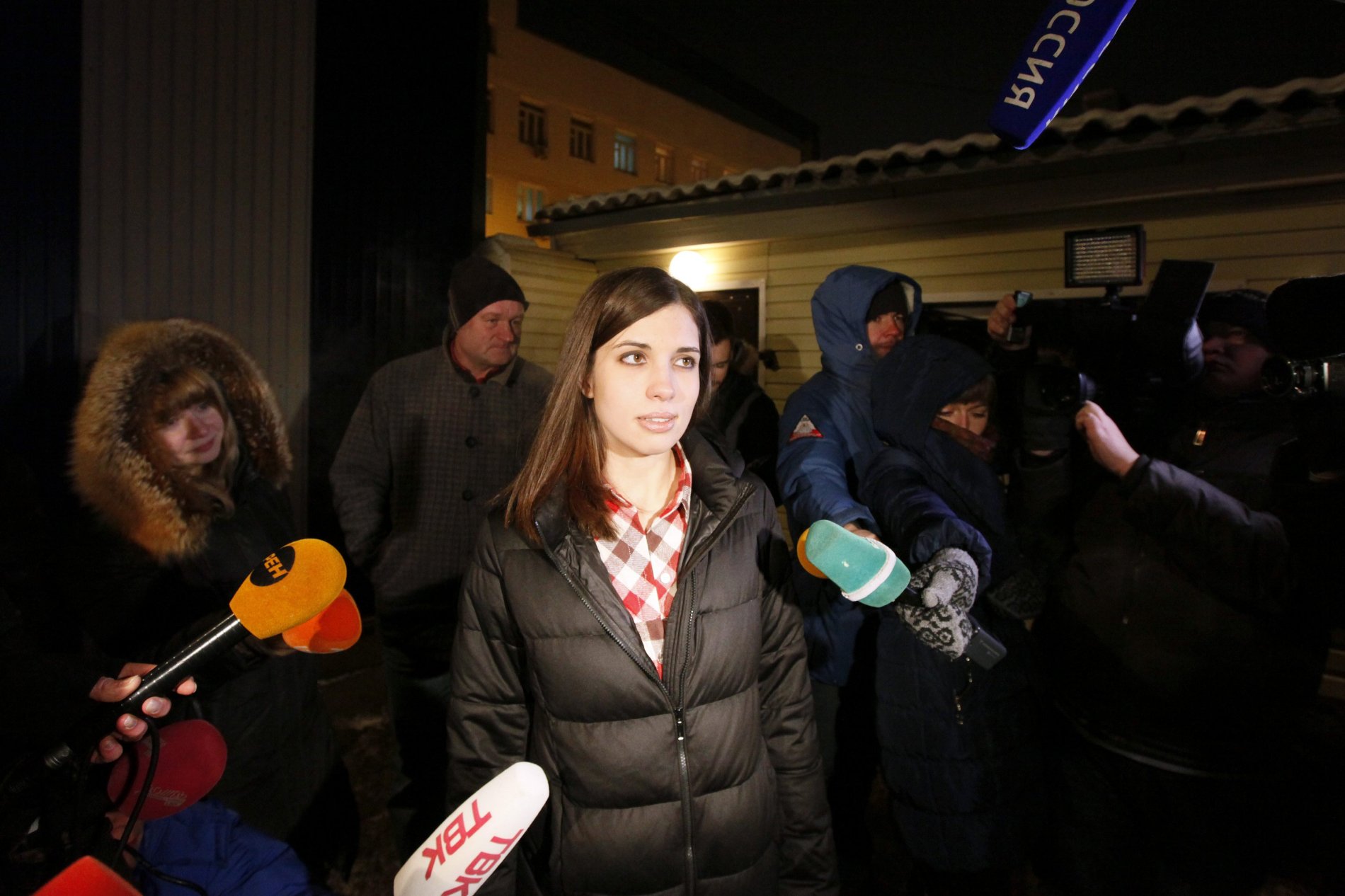Propuštěná členka Pussy Riot Naděžda Tolokonikovová před věznicí v Krasnojarsku