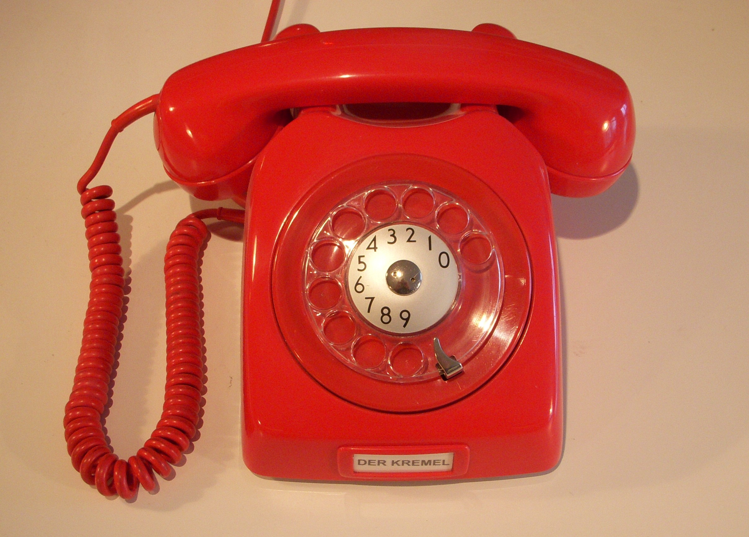 Červený telefon (ilustrační foto: CC BY-SA 3.0 Holger.Ellgaard)