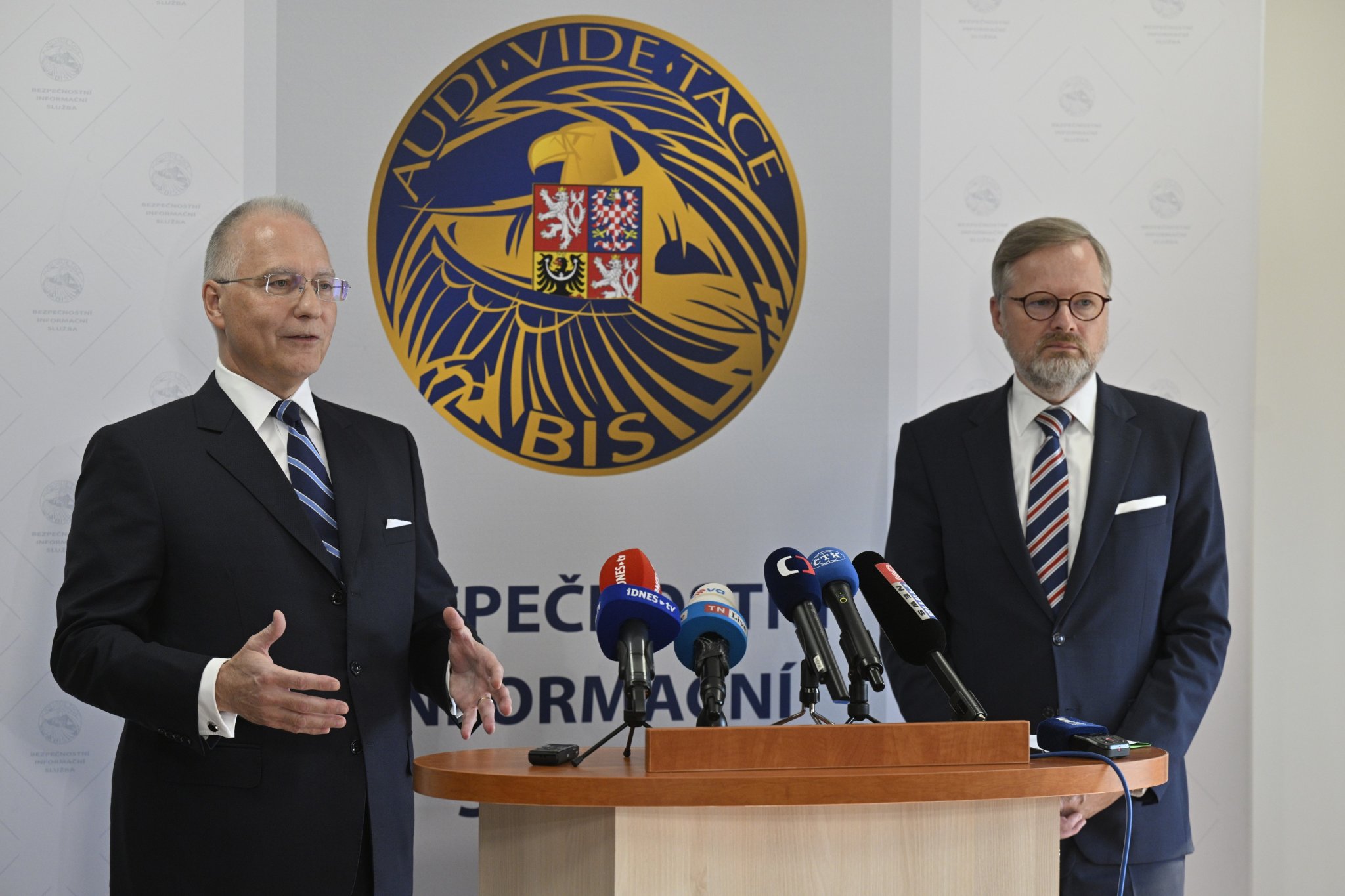 Šéf Bezpečnostní informační služby Michal Koudelka a premiér Petr Fiala na tiskové konferenci